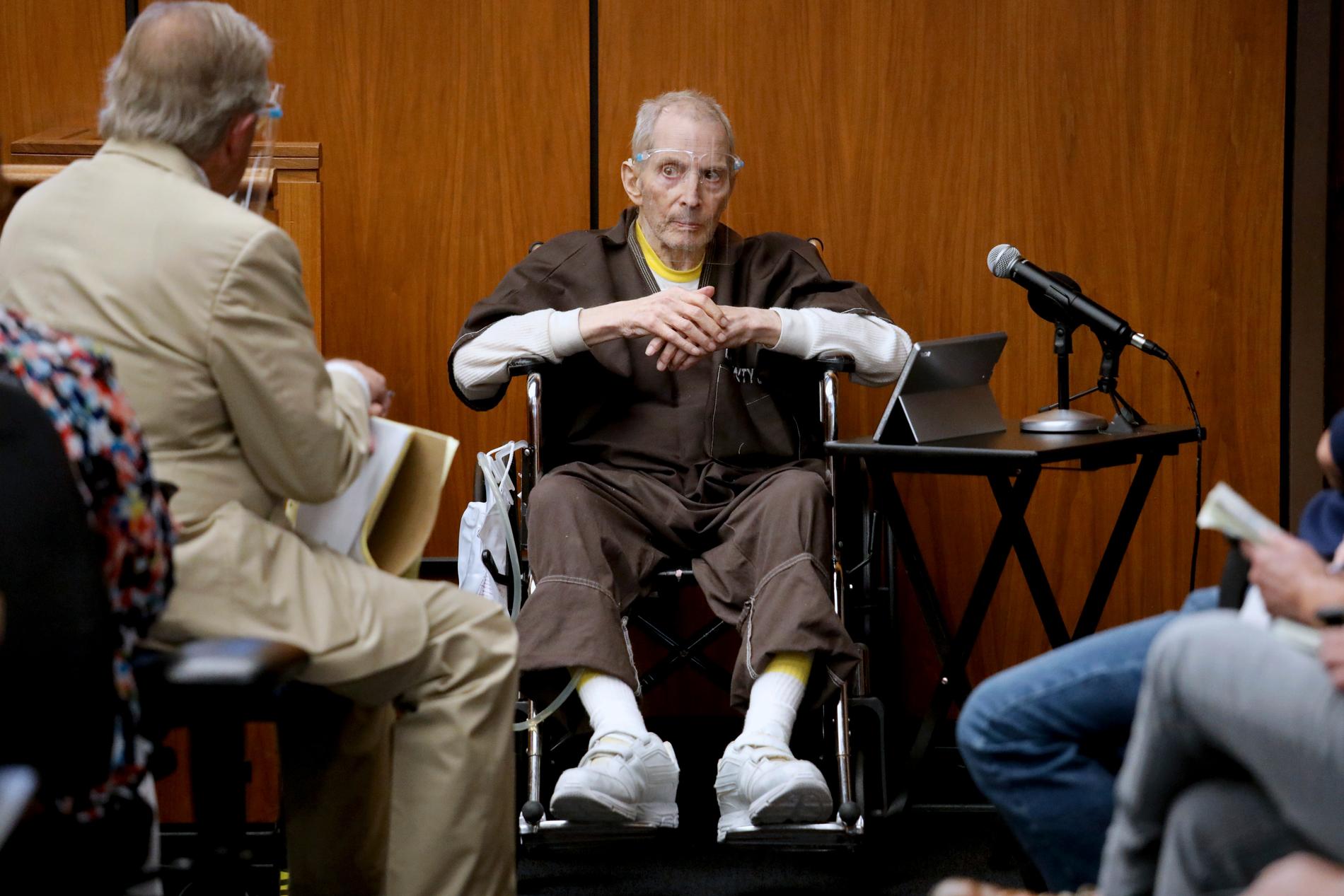 Mordmisstänkte multimiljonären Robert Durst, 78, svarar på frågor från sin advokat Dick DeGuerin under rättegången.