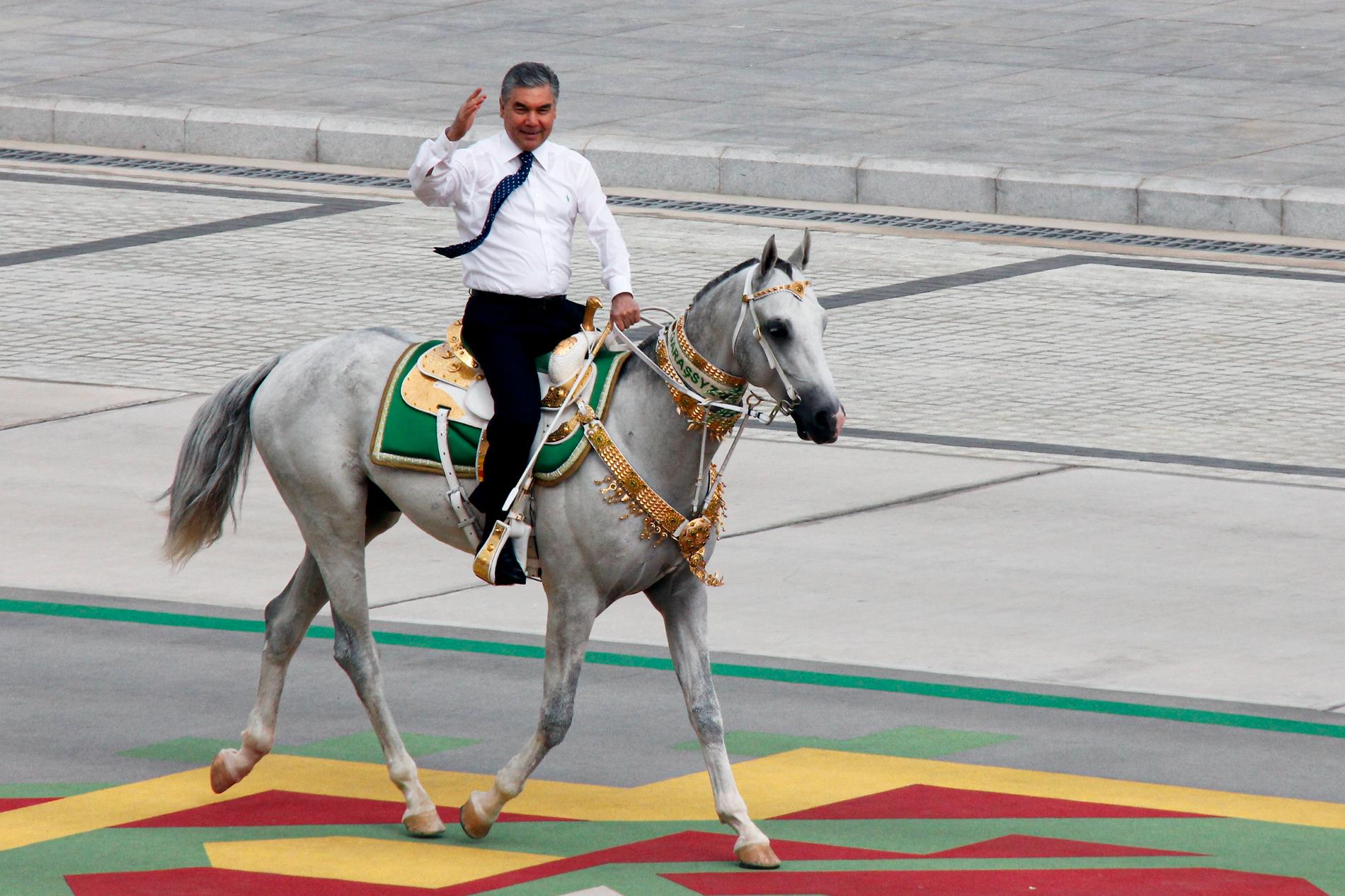 Turkmenistans president Gurbanguly Berdymukhamedov rider in på en häst under firandet av den trettioåriga självständighetsdagen i måndags.