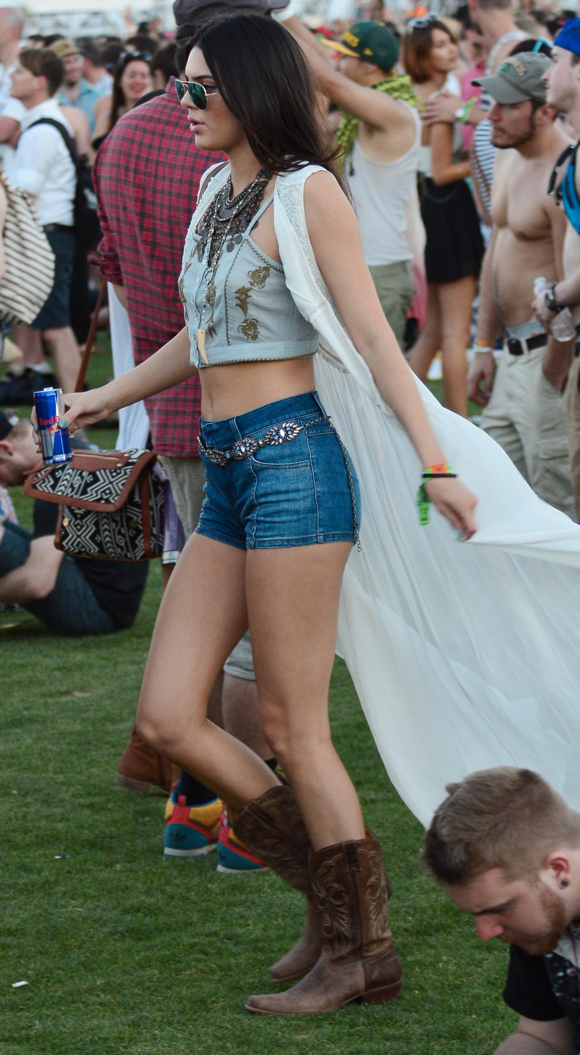 Kendall Jenner Kendall Jenner spikar festivallooken! Boots, höga denimshorts och magkort top med ärmlös tunika är så rätt sommaren 2014. FOTO: Splash