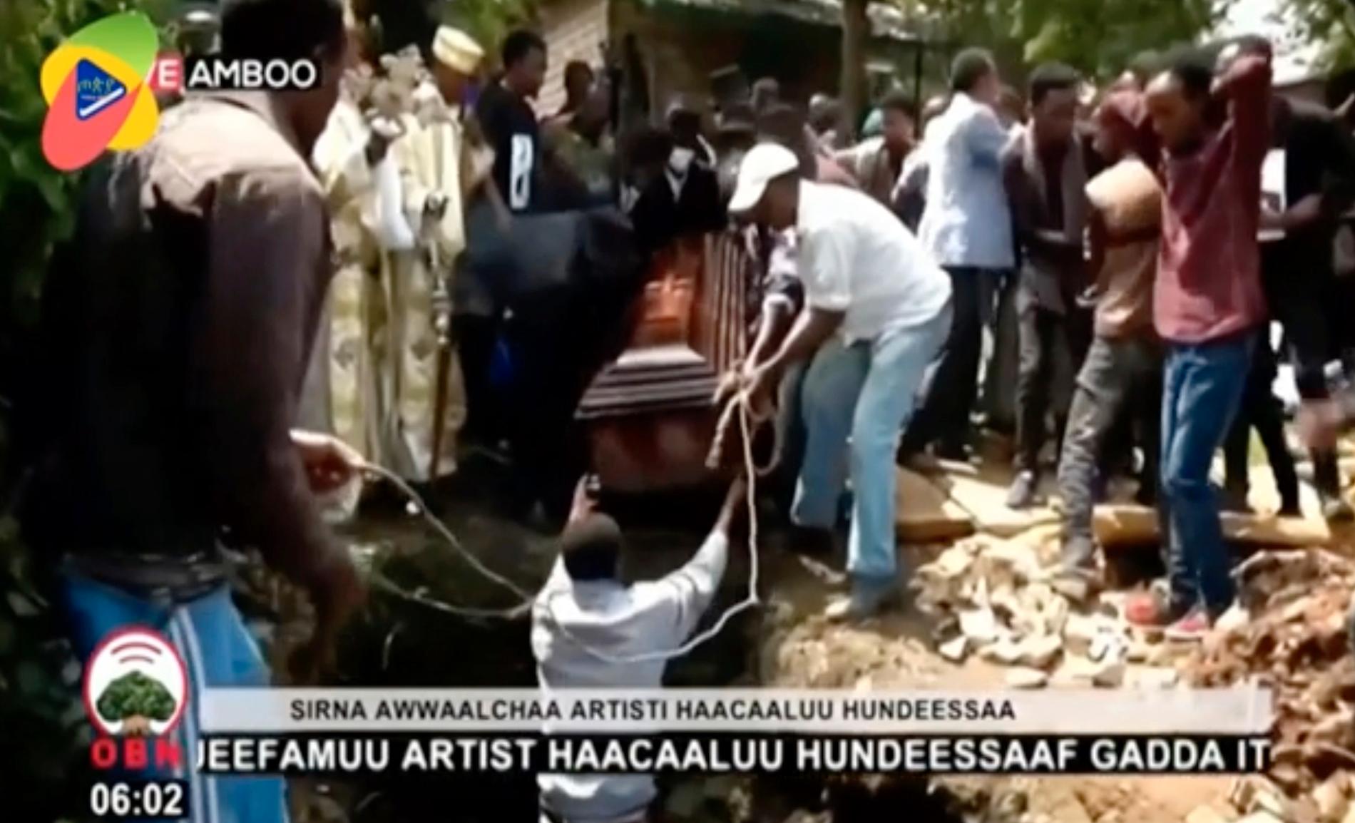 Kistan med den mördade etiopiske artisten Hachalu Hundessa sänks under ett stort säkerhetspådrag på torsdagen.