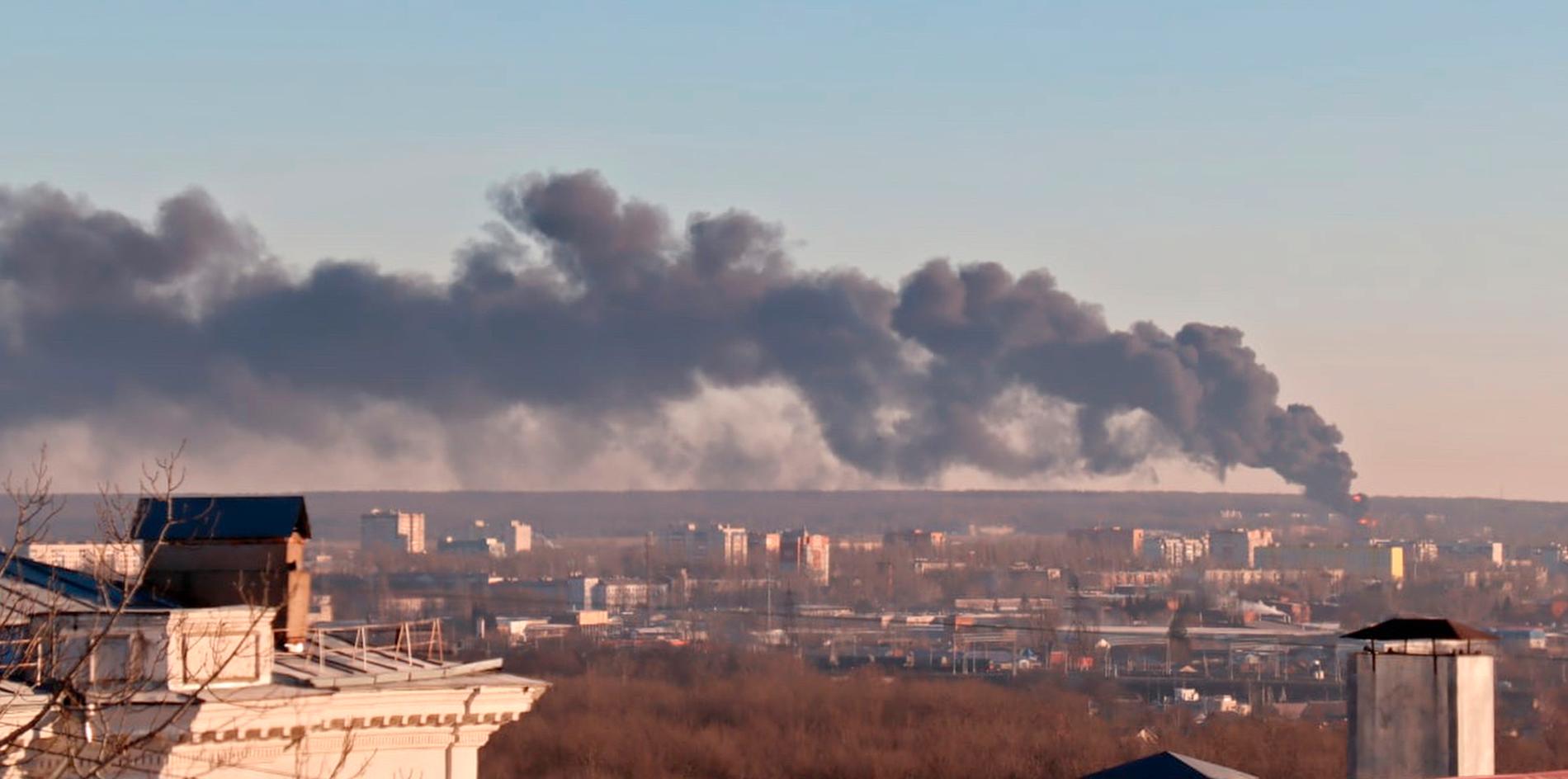 Svart rök syns stiga efter attacken vid flygbasen i Kursk.