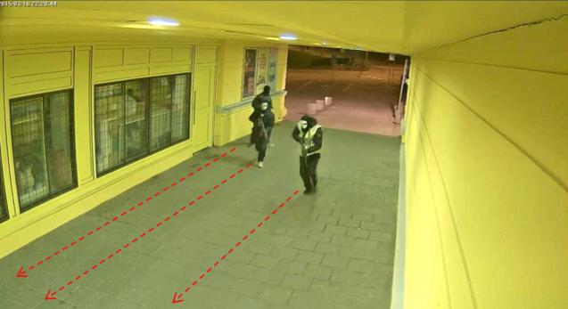 En övervakningskamera fångar männen på väg till restaurangen där skjutningen inträffade.