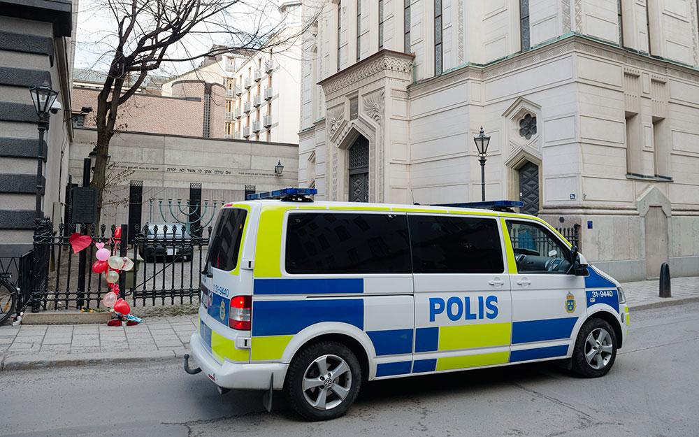 Polisbevakning vid synagogan i Stockholm.