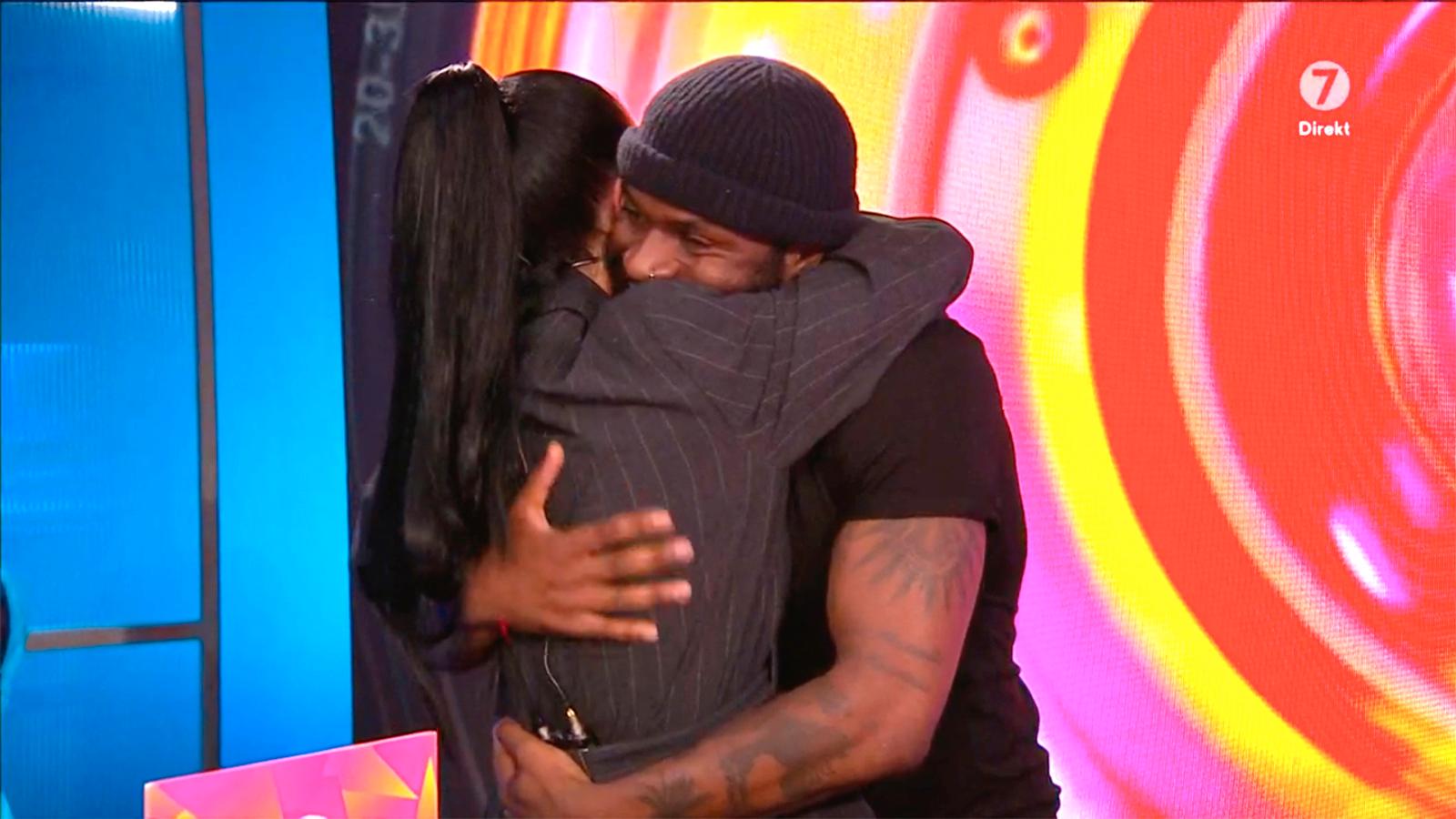 Alex Manzizila kramar om Antonia ”Anty” Johnson efter att han röstats ut.