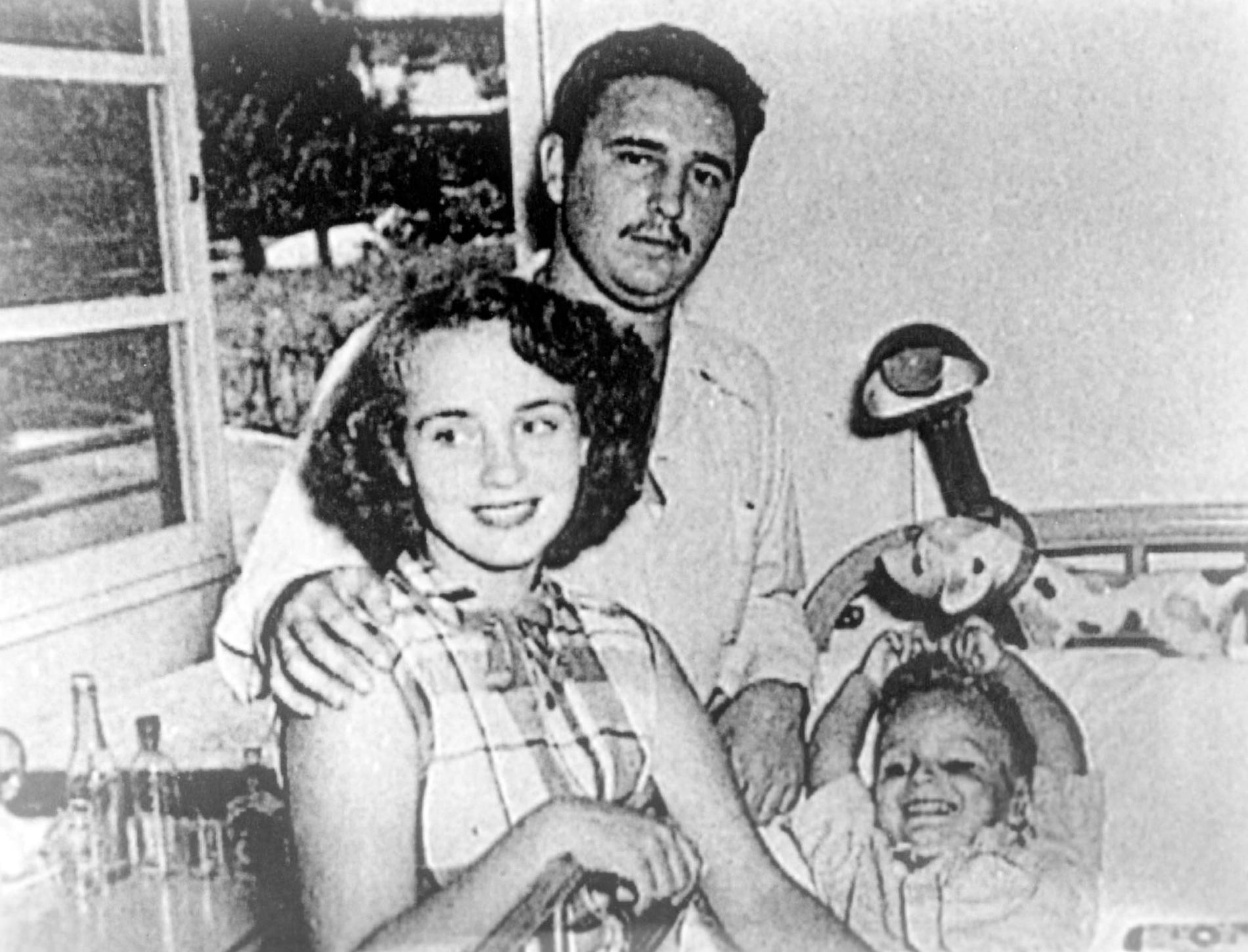 Fidel Castro med sin fru, Mirta Diaz-Balart och sonen Fidelito. De gifte sig 1948 och skildes åt sju år senare. Bilden är från 1950.