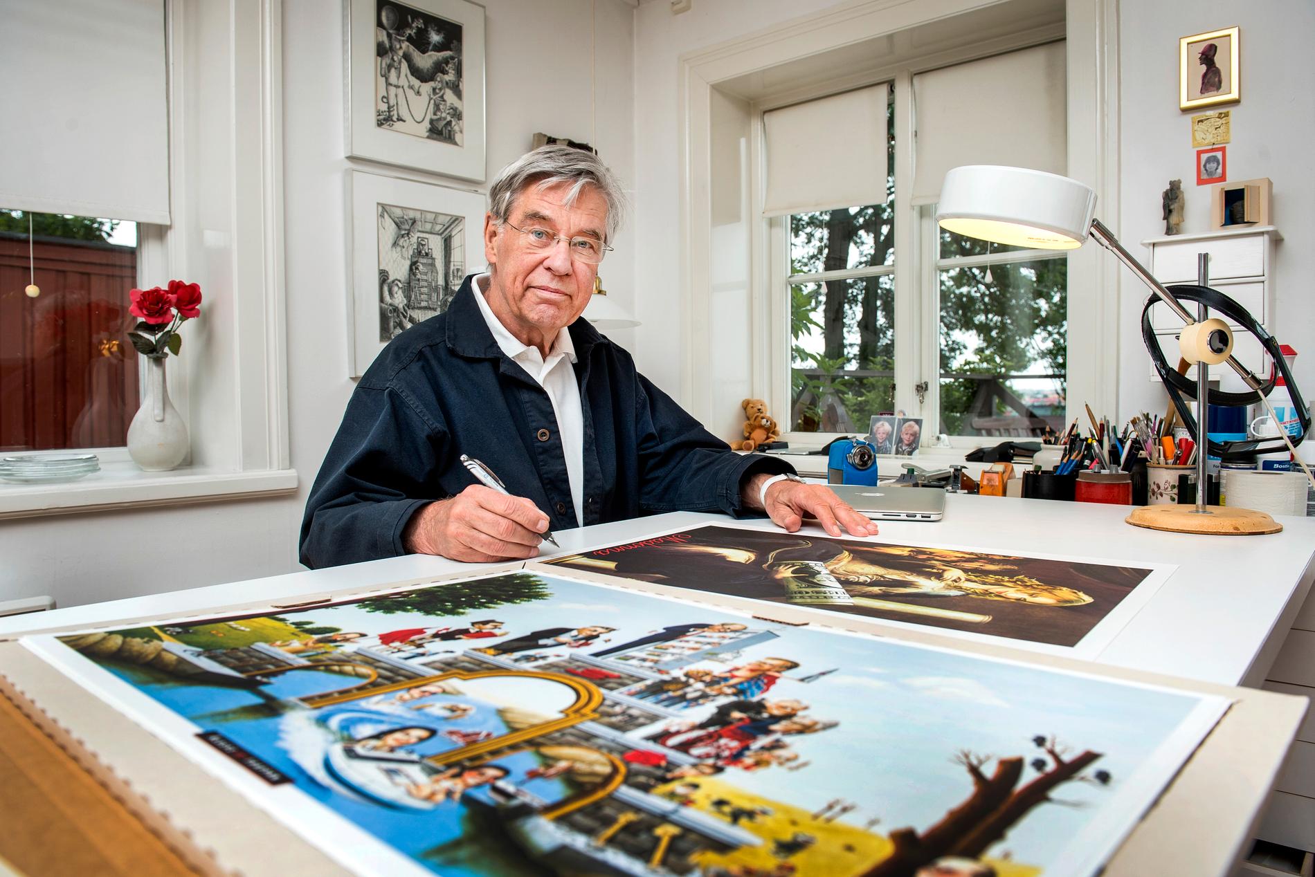 Tecknaren Leif Zetterling porträtterad i sin ateljé på Södermalm i Stockholm 2015. Nu har han gått bort. Leif Zetterling blev 82 år gammal. Arkivbild.