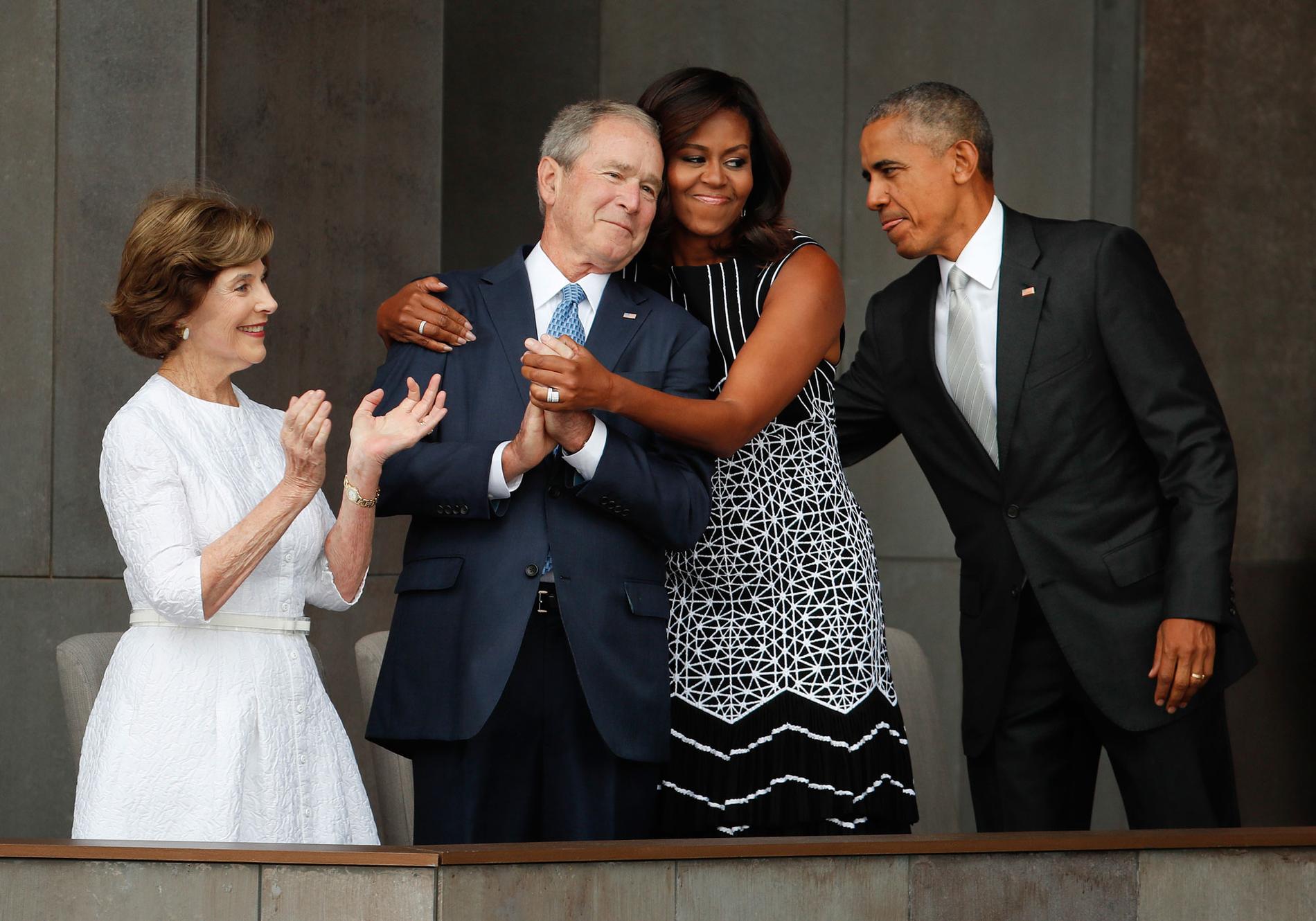 Ex-presidenten George W. Bush och Michelle Obama, flankerad av maken Barack, vid invigningen av Smithsonian National Museum of African American History and Culture i Washington i lördags.