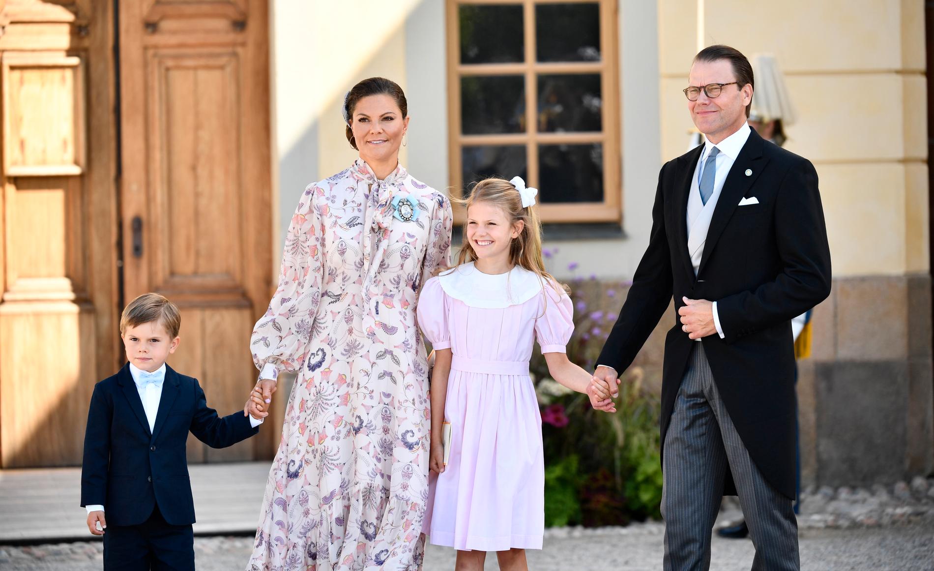 Kronprinsessan Victoria tillsammans med barnen Oscar och Estelle och mannen Daniel.
