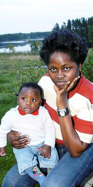 DÖDEN VÄNTAR I NIGERIA Aminatu Bello och hennes son Samuel skickas tillbaka till Nigeria. Hennes överklagan till Utlänningsnämnden avslogs, trots att hon riskerar att bli stenad i Nigeria för äktenskapsbrott.