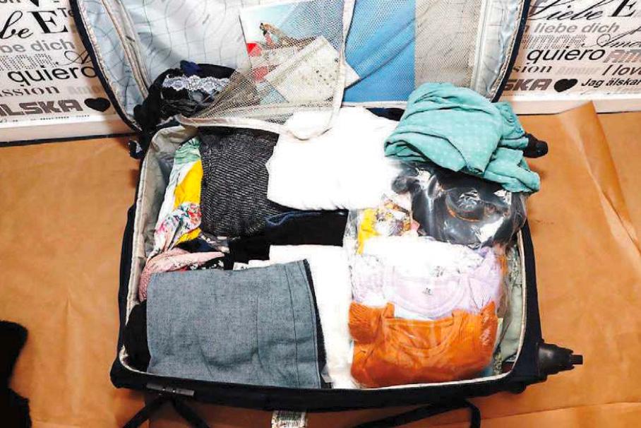 I sovrummet i lägenheten i Vänersborg stod en resväska packad med prydligt vikta kläder och med Carines pass i en innerficka. 