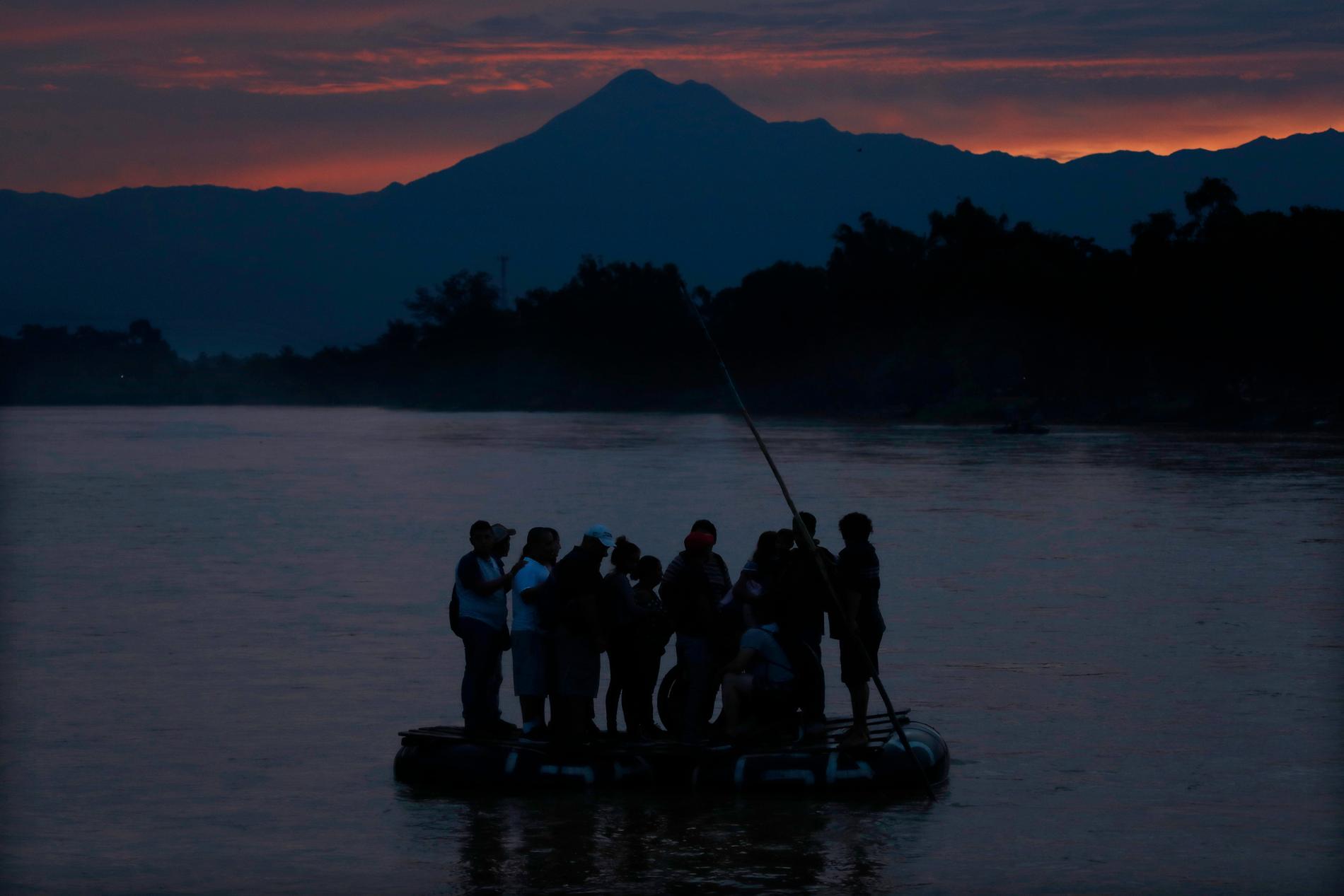 Migranter på en flotte på floden Suchiate vid gränsen Guatemala–Mexiko.
