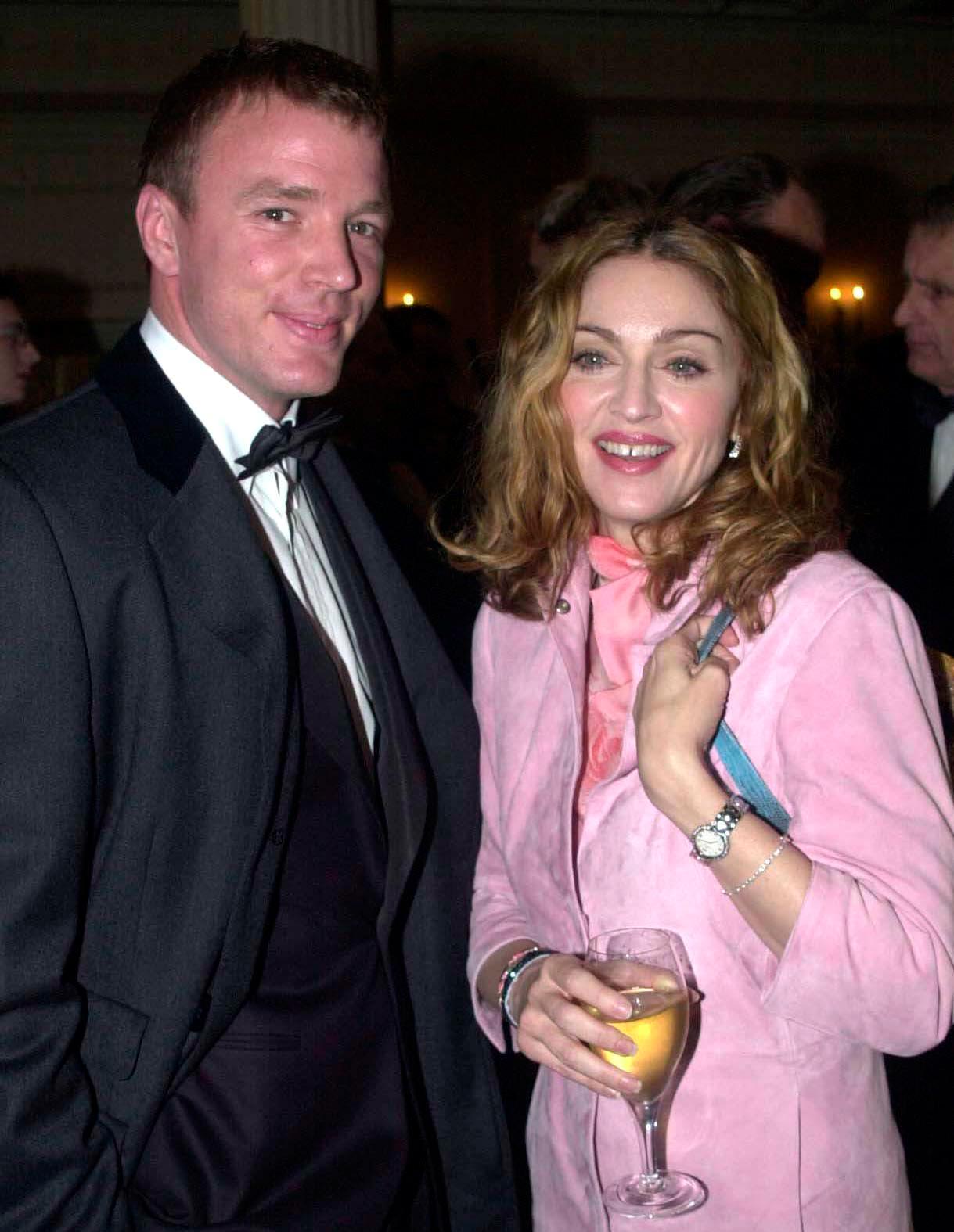 Nygifta Guy Ritchie och Madonna 2000.