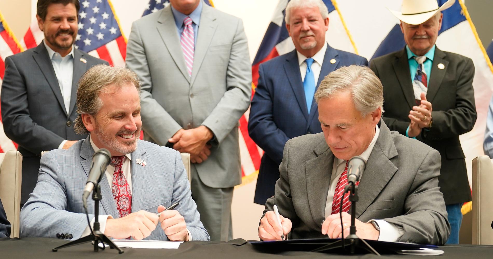 Texas guvernör Greg Abbott (till höger) signerade den nya lagen ”Bill 1” den 7 september.