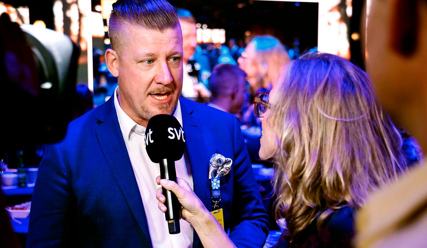 Sverigedemokraternas stabschef Linus Bylund intervjuas av SVT under valvakan.