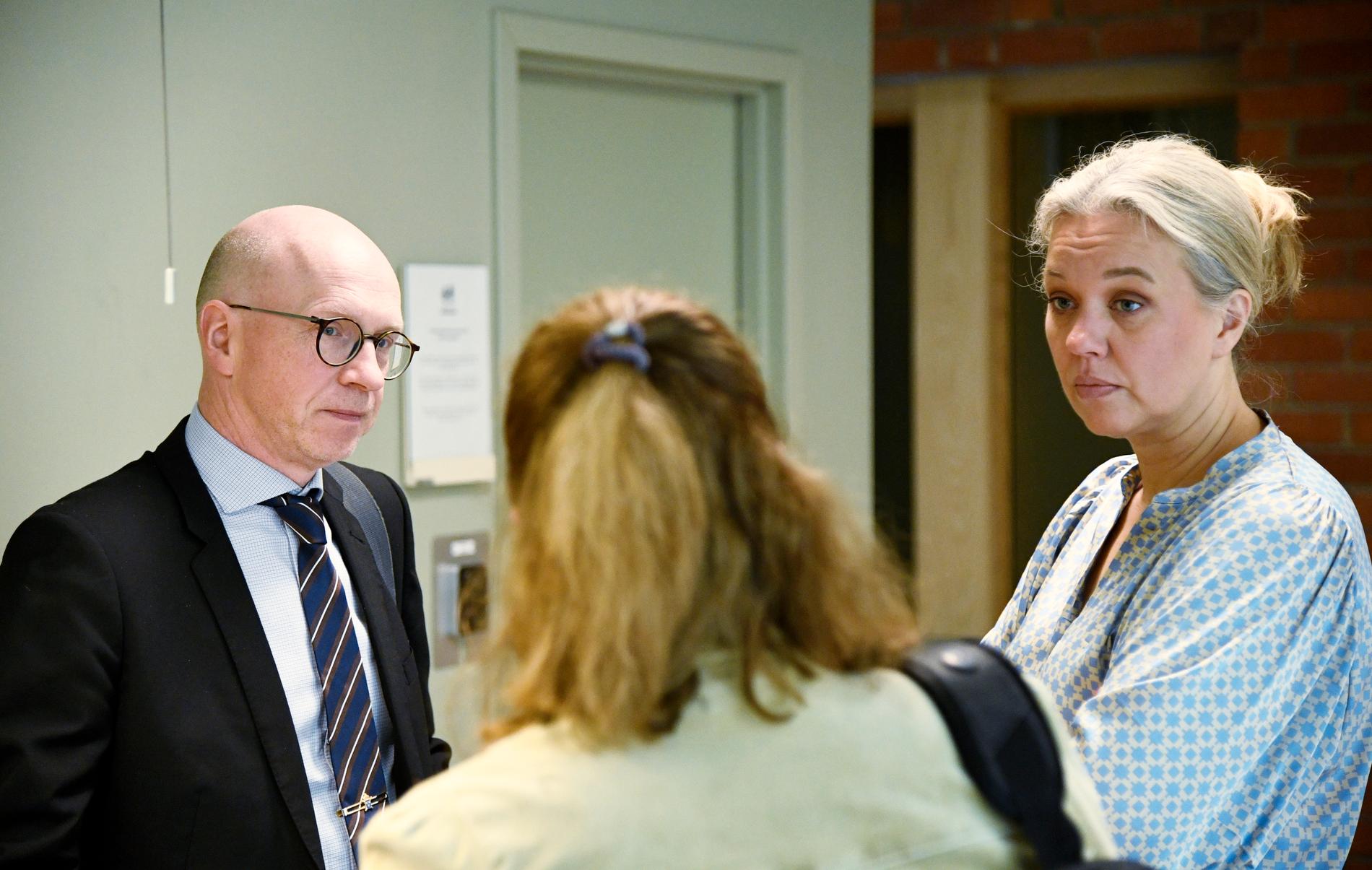 Kammaråklagarna Jim Westerberg och Karin Lundström-Kron vid rättegången mot kirurgen Paolo Macchiarini i Solna tingsrätt i maj.