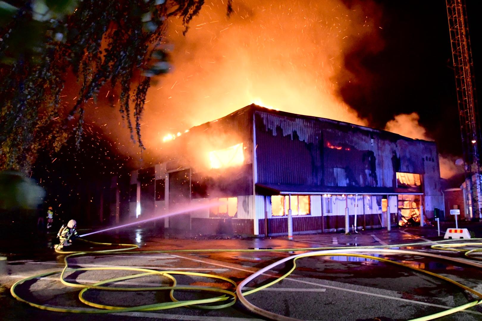 16 enheter bekämpar branden  i Hörby brandstation.