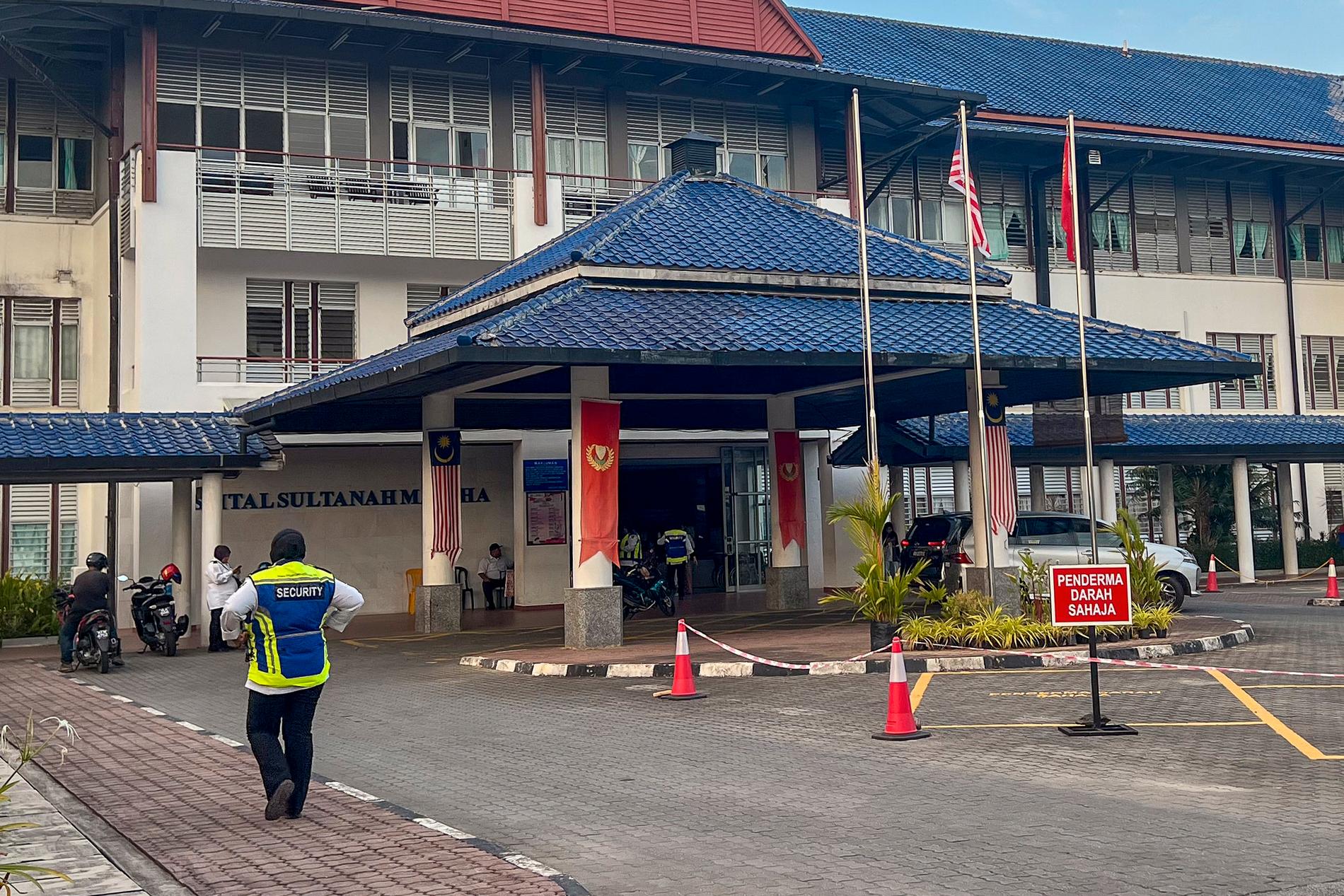 Säkerhetsvakter utanför Sultanah Maliha-sjukhuset på Langkawi. Enligt obekräftade källor i Malaysia vårdas kung Harald i sjukhusets kungliga svit.