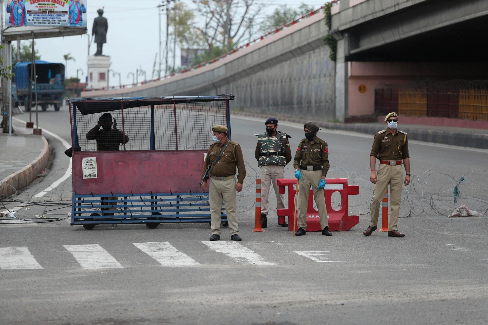 Indisk polis vaktar en väg i Jammu. Arkivbild.