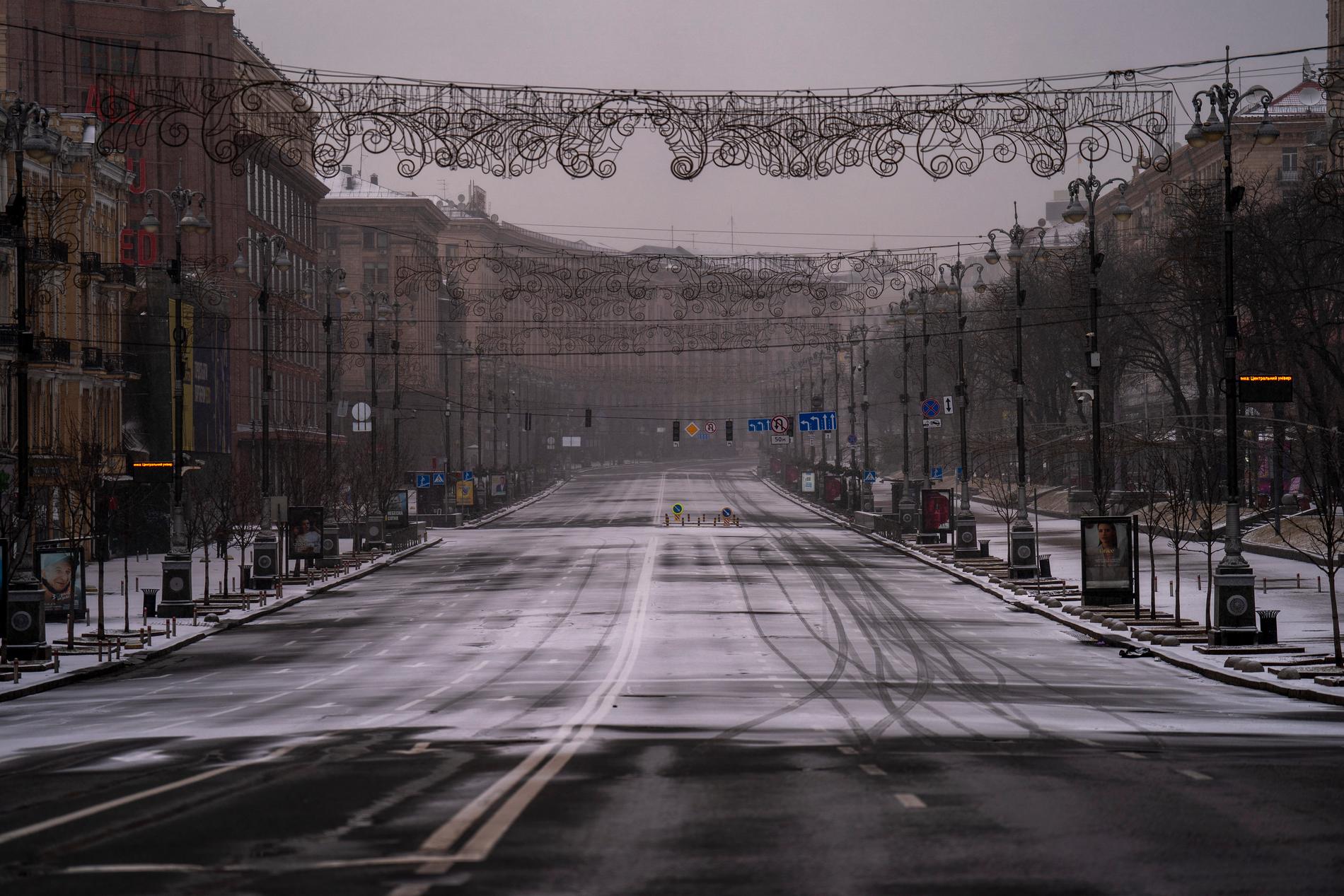 Huvudgatan Khreshchatyk i Kiev ligger öde under det allmänna utegångsförbudet i staden. Nu uppmanar Ryssland civila Kievbor att lämna staden.