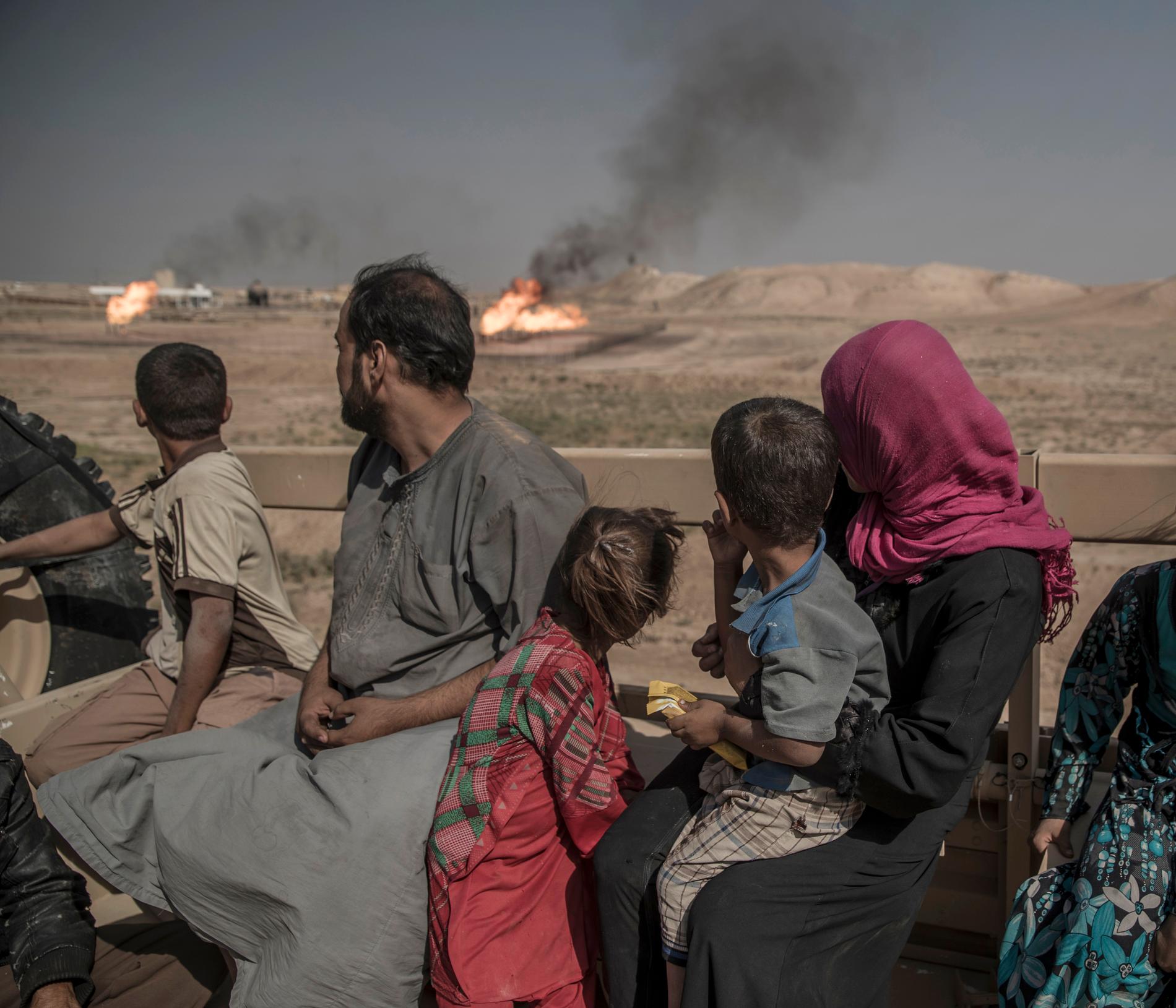 Årets fotograf 2017, Magnus Wennman. I bergen utanför Mosul transporteras en grupp med åtta barn och fyra vuxna som flytt en IS-kontrollerad by mot ett flyktingläger. De har vandrat genom öknen i tre dagar för att nå säkerheten. Flera av barnen saknar skor på fötterna.