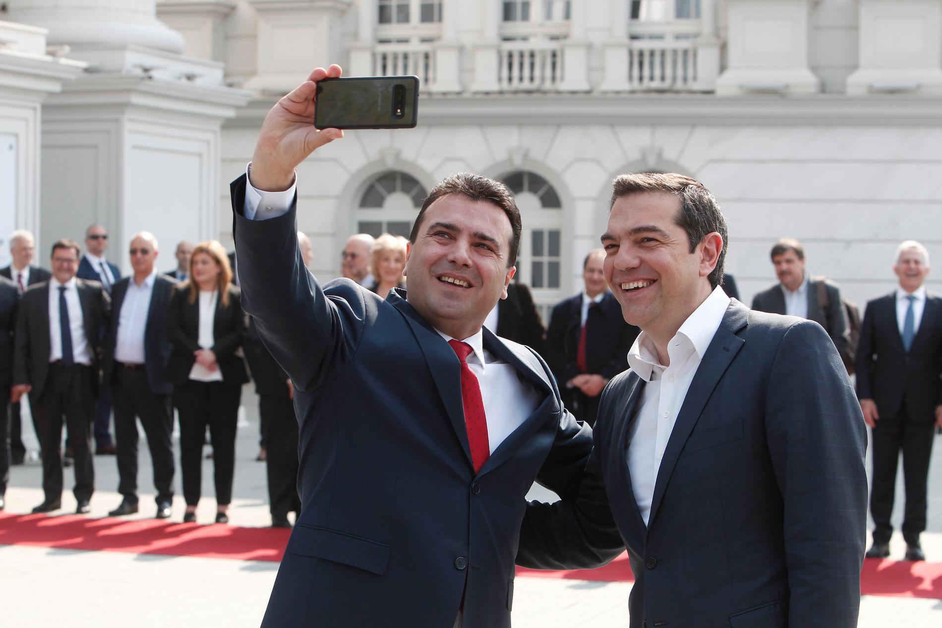 Nordmakedoniens premiärminister Zoran Zaev, till vänster, tar en selfie med sin grekiske kollega Alexis Tsipras som är på ett historiskt officiellt besök i grannlandet.