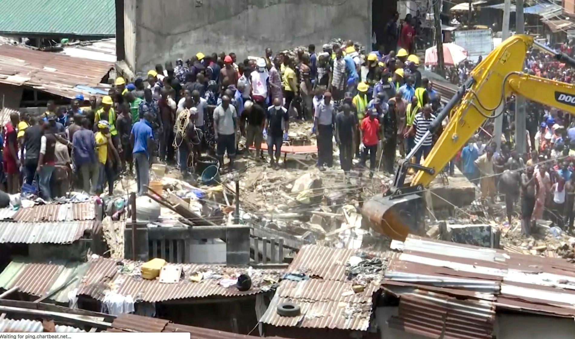 Räddningsarbetare gräver i rasmassorna efter att en byggnad, som bland annat innehöll en privatskola, rasade på onsdagen.