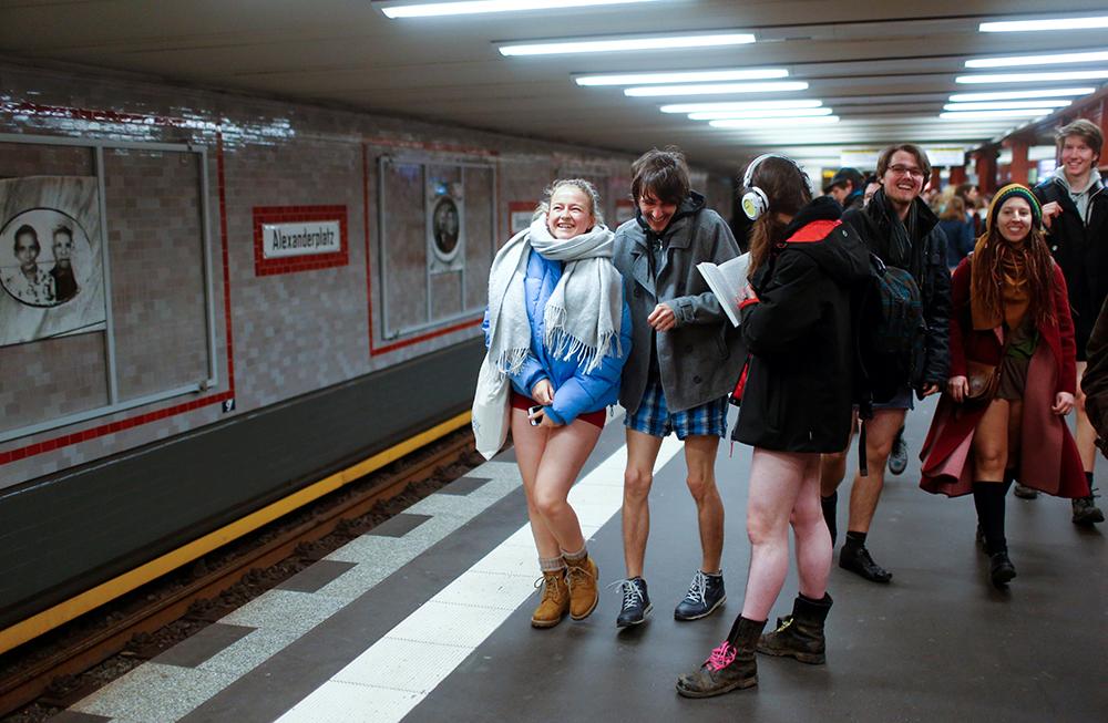 No pants subway ride på tunnelbanan i Berlin. 