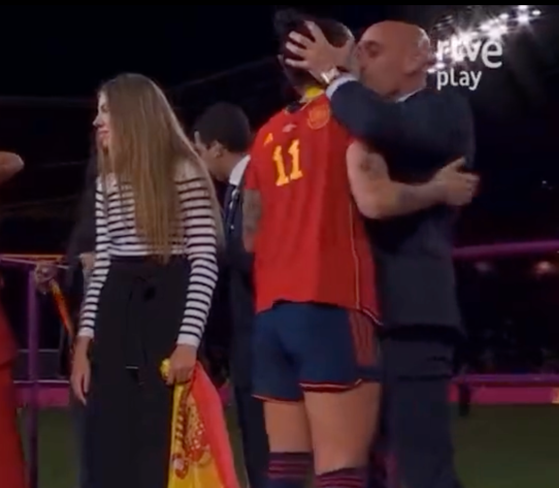 Här kysser  spanska fotbollsförbundets president, Luis Rubiales VM-hjälten Jenni Hermoso. 
