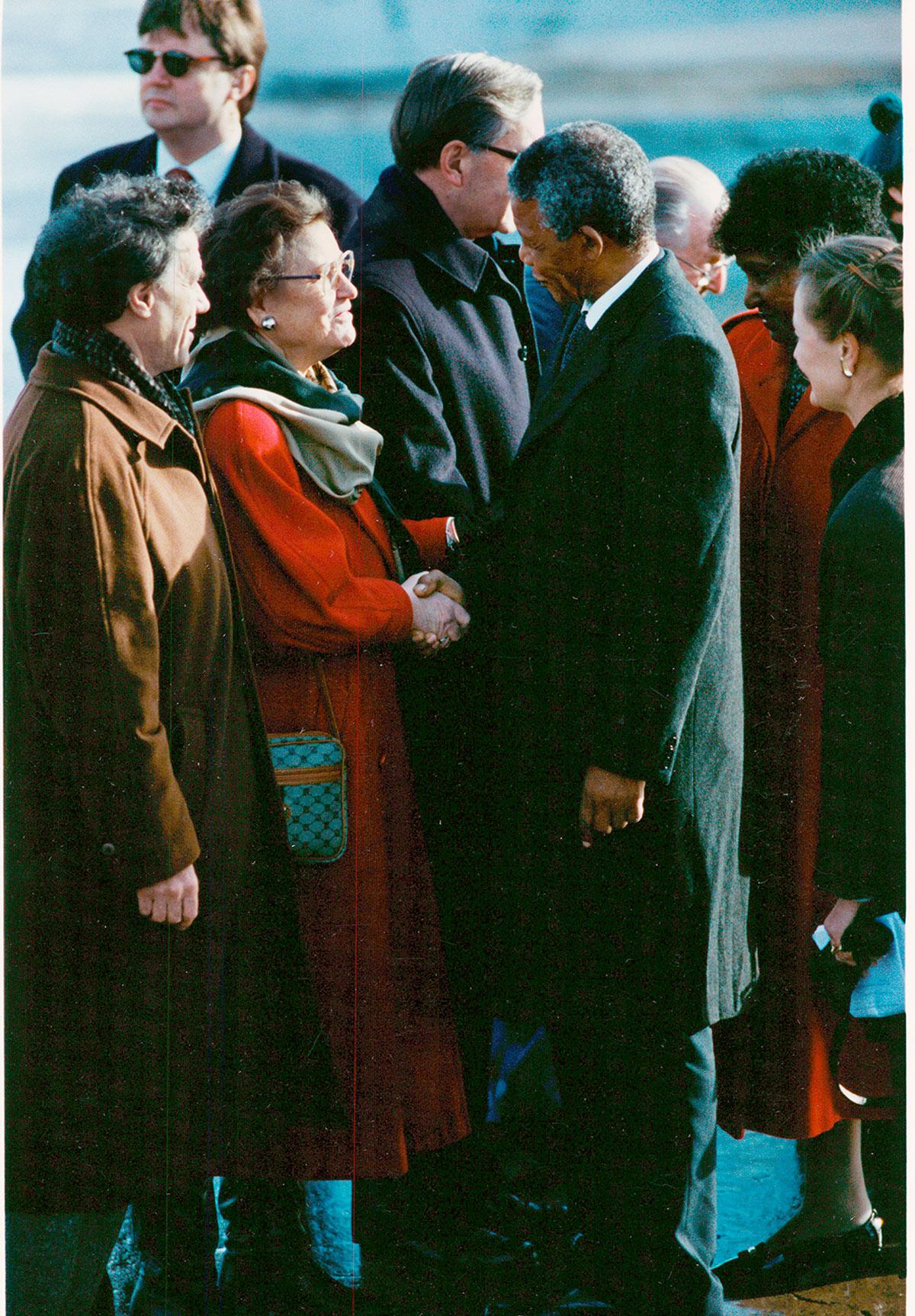 Karin Söder hälsar på Nelson Mandela under hans Sverigebesök 1990.
