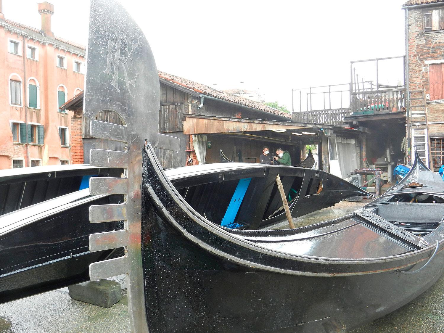 Gondoler i behov av renovering ligger och väntar på båtvarvet.