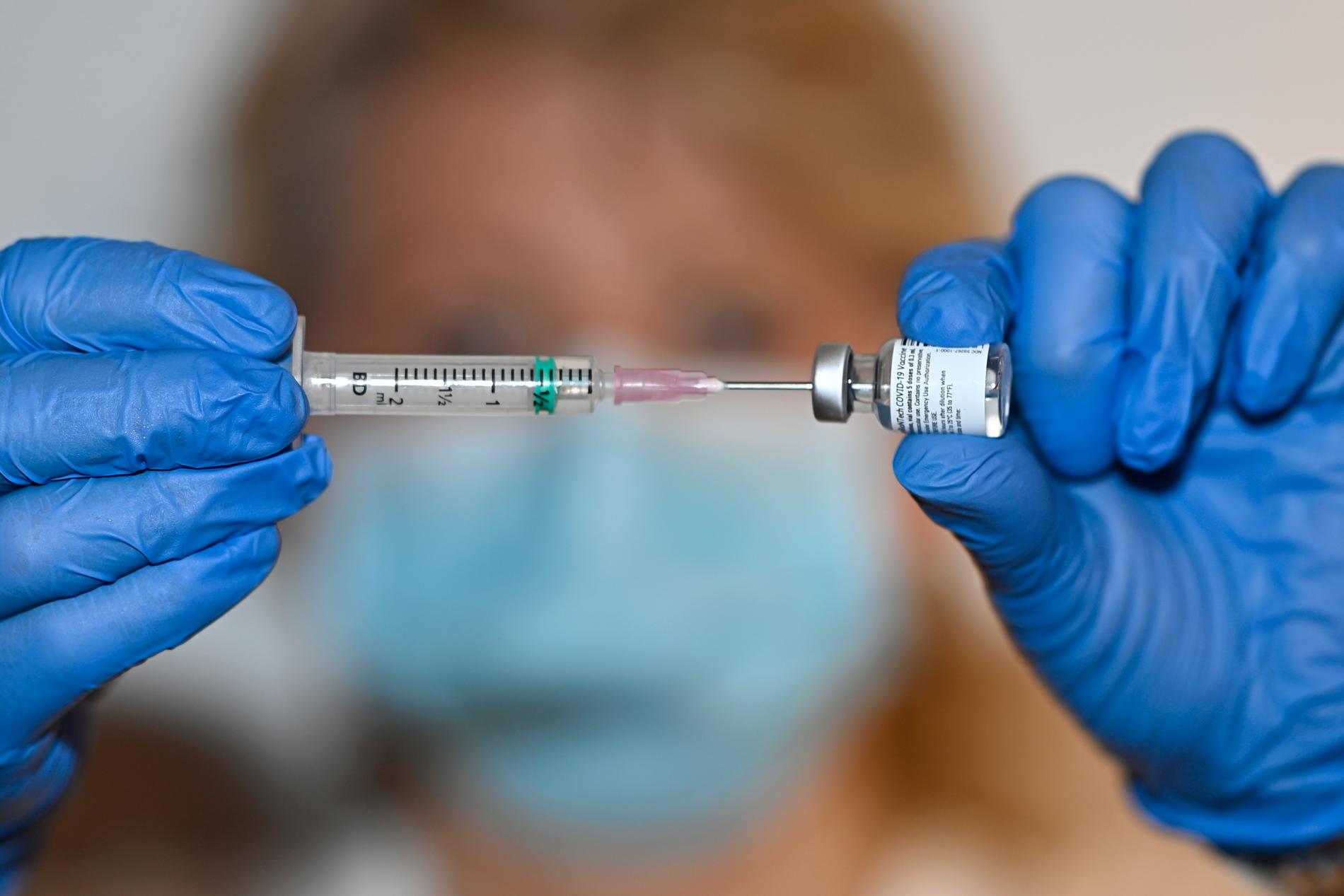 Folkhälsomyndigheten öppnar för att ändra prioriteringsordningen för covid-vaccin. Arkivbild.