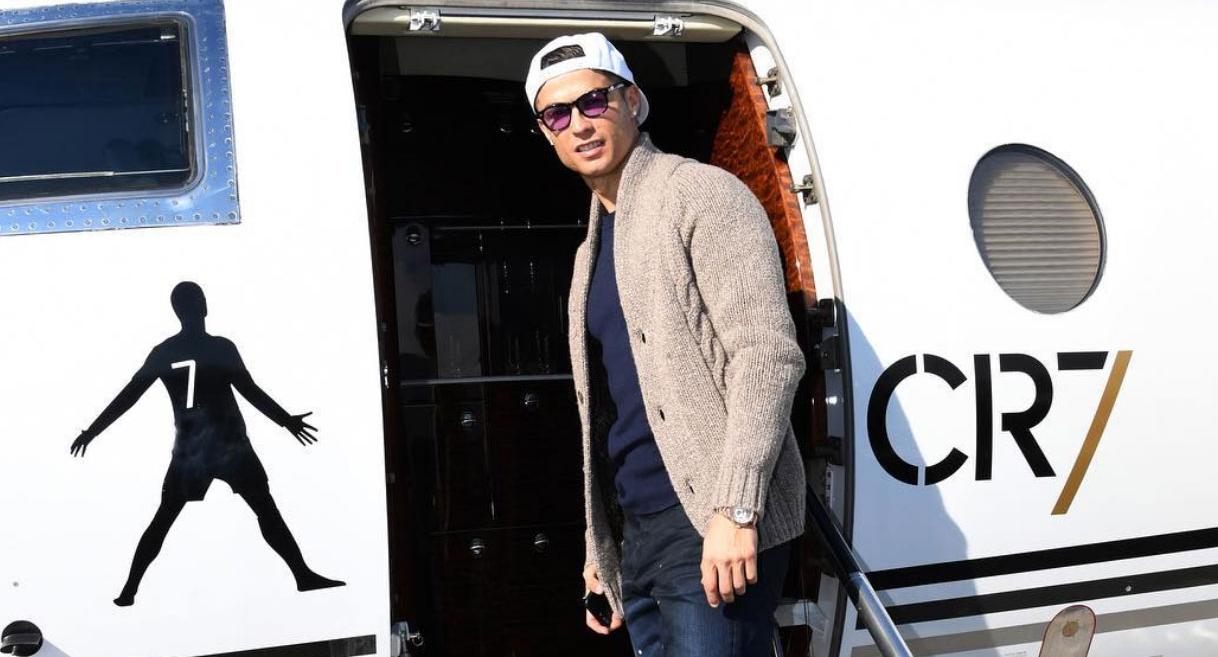 Ronaldo poserar utanför sitt plan.