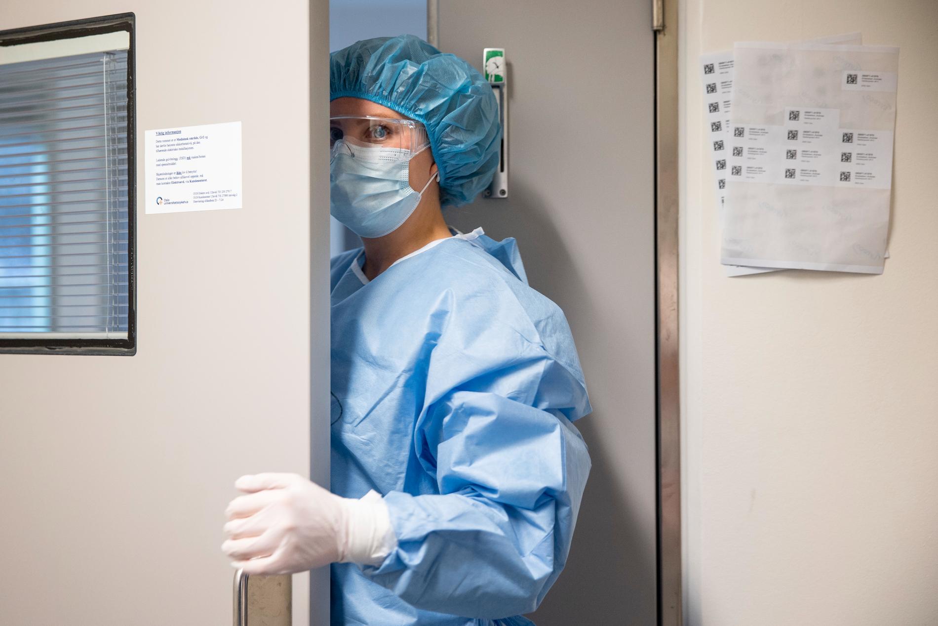 En sjuksköterska på väg för att behandla covid-patienter på en isolerad avdelning på Ullevål sjukhus i Oslo, Norge. 