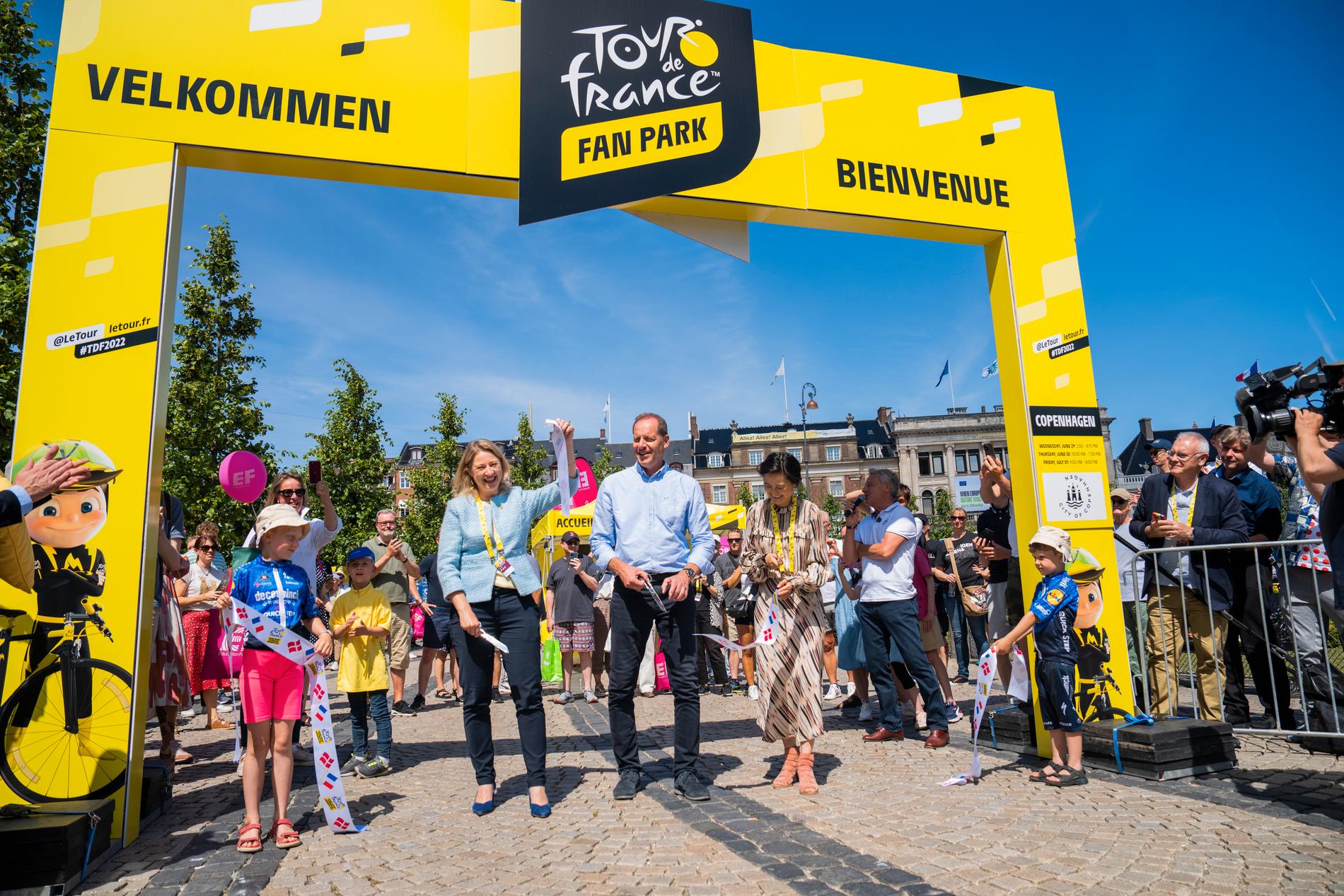 Tour de France-chefen Christian Prudhomme klipper invigningsbanden till fanzone på Kongens nytorv i Köpenhamn tillsammans med stadens överborgmästare Sophie Hæstorp Andersen (S) och kulturborgmästare Mia Nyegaard (Radikale Venstre).