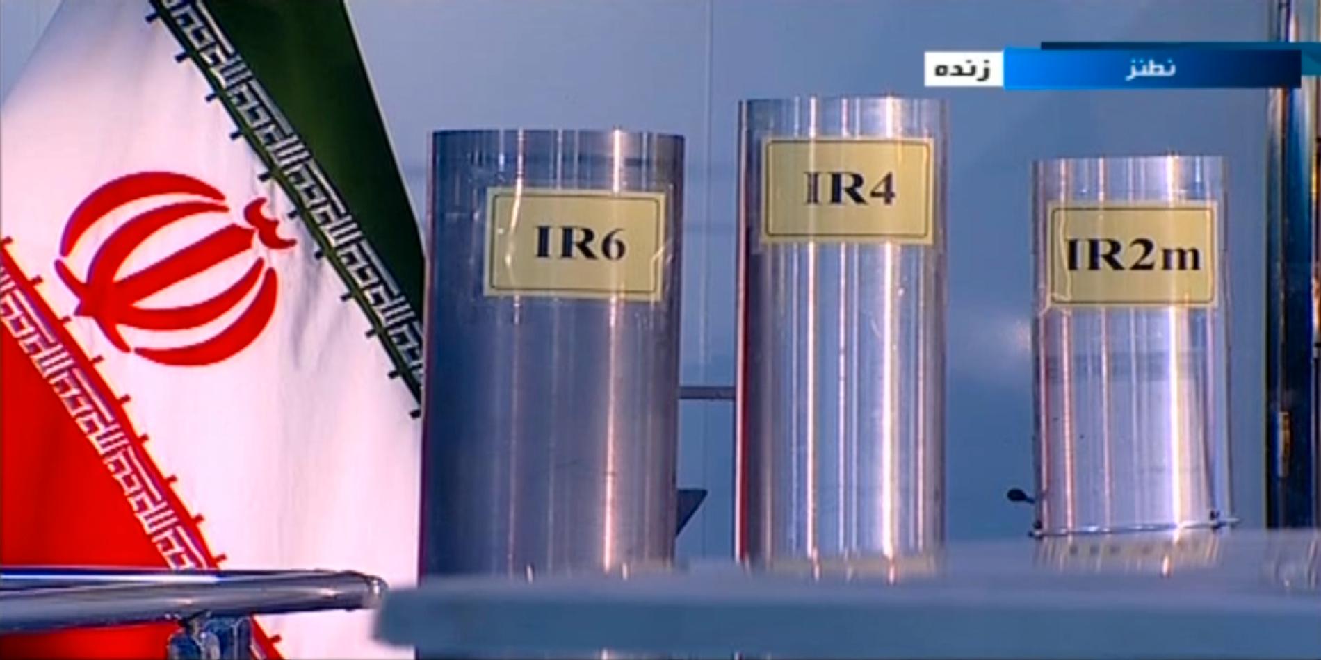 Iran har börjat använda avancerade centrifuger för anrikning av uran, enligt IAEA. Här visas tre iranska centrifugmodeller upp. Arkivbild 2018.