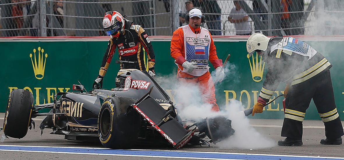 Bilarna blev skrot – men Carlos Sainz Jr och Romain Grosjean klarade sig helskinnade.