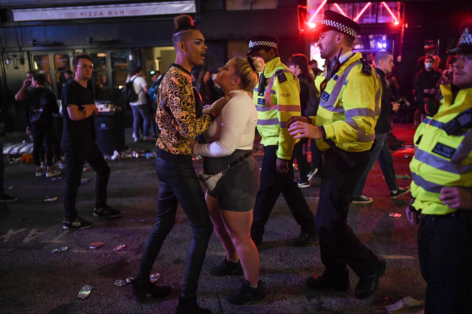 Polisen var på plats och återställde lugnet vid ett bråk i Soho, London.