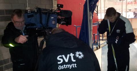 Hans Särkijärvi (t.h.) intervjuas av SVT efter måndagens träning.