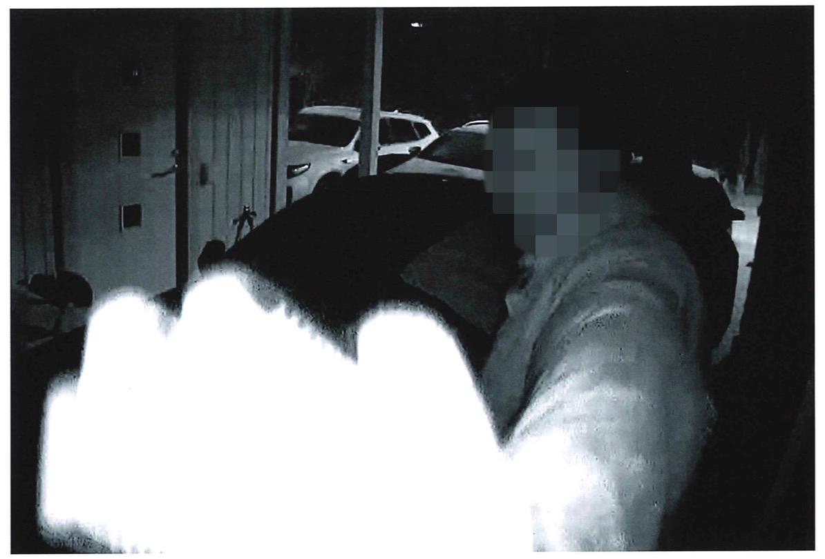 I en carport i Sigtuna fastnade gärningsmännen på bild i en övervakningskamera innan de puttade undan den.
