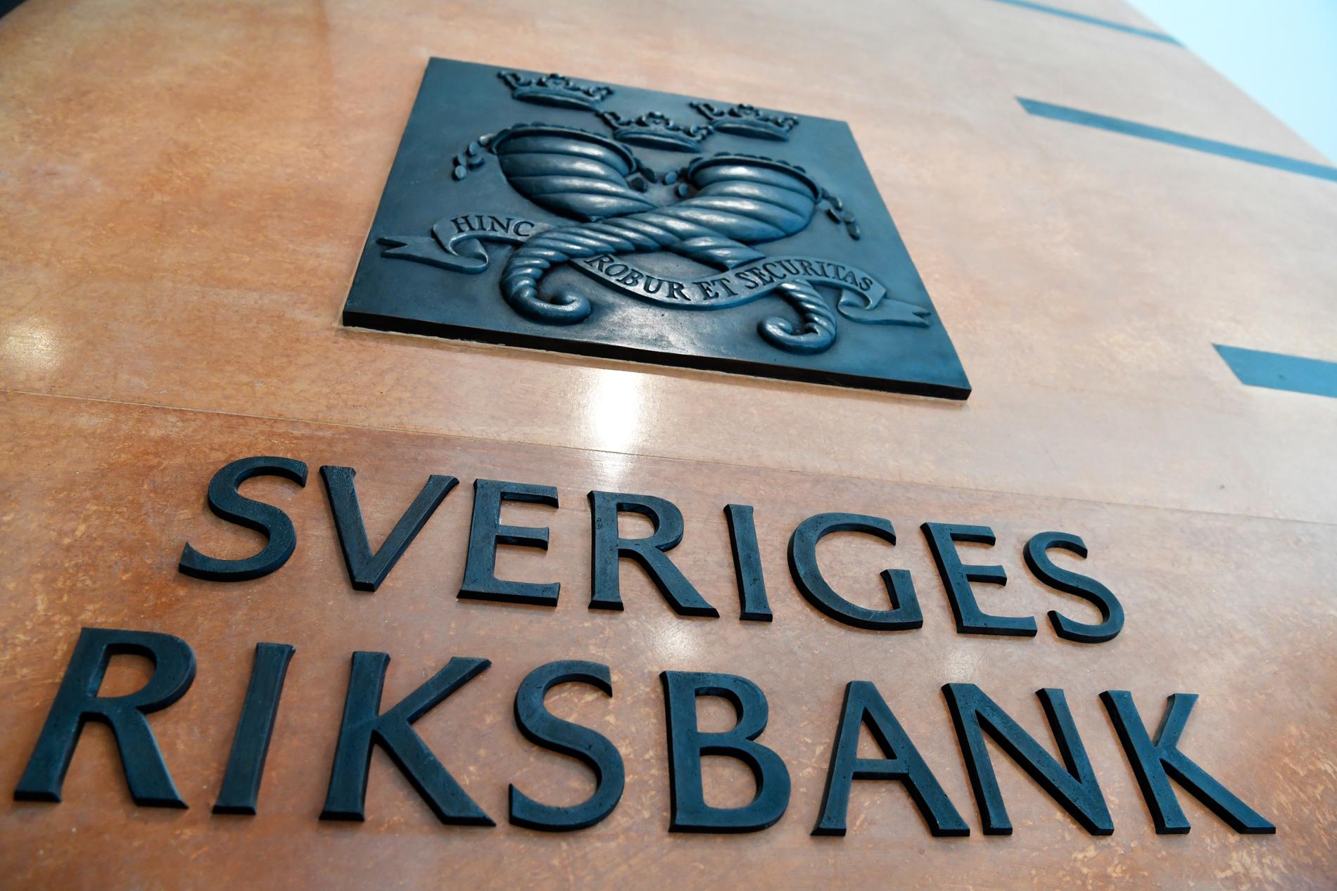 Riksbanken kommer att tvingas höja styrräntan till 4,25 procent innan den kan sänkas igen, spår Swedbank.