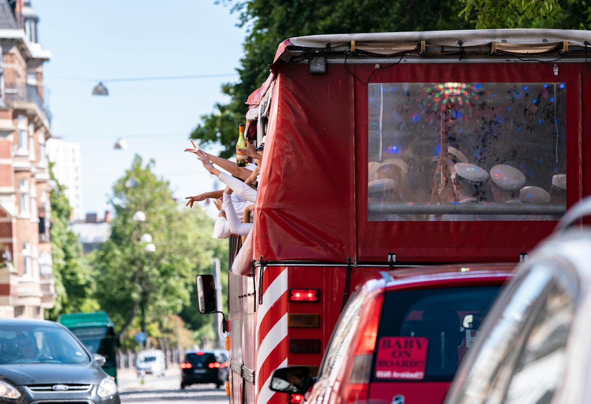I veckan firade studenter i Malmö genom att åka buss genom staden. Flera studenter har valt att hyra så kallade partybussar i stället för studentflak.