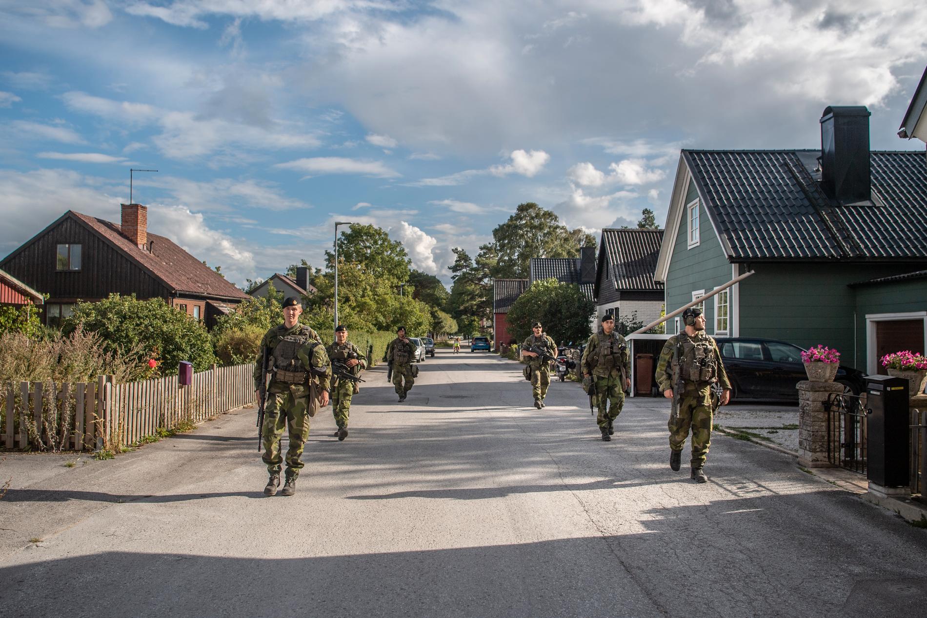 Svenska soldater på Gotlands gator i slutet av augusti 2020.