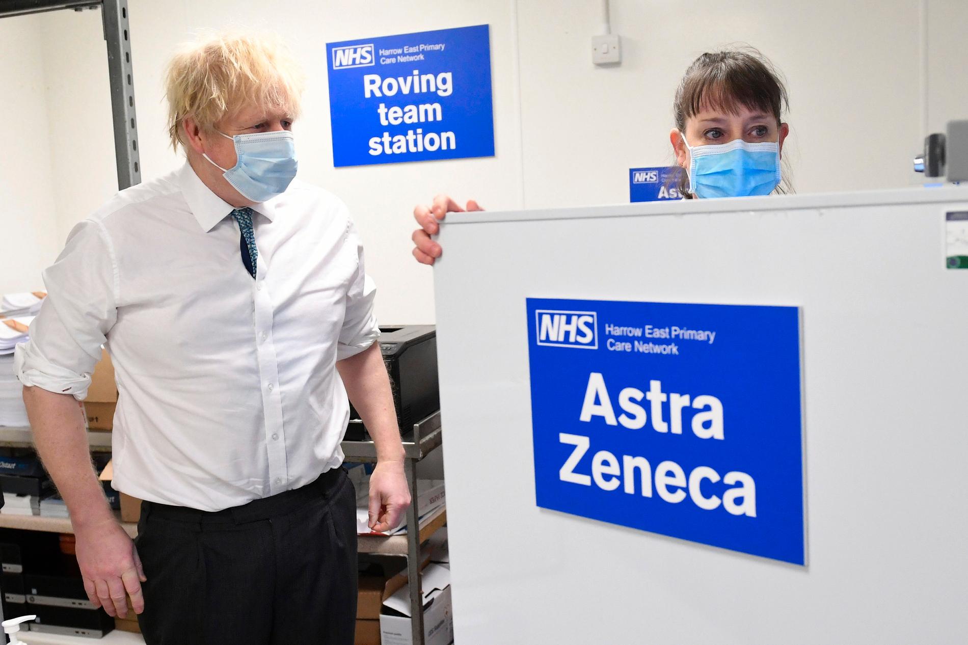 Brittiske premiärministern Boris Johnson inspekterar Astra Zenecas vaccin-distribution.