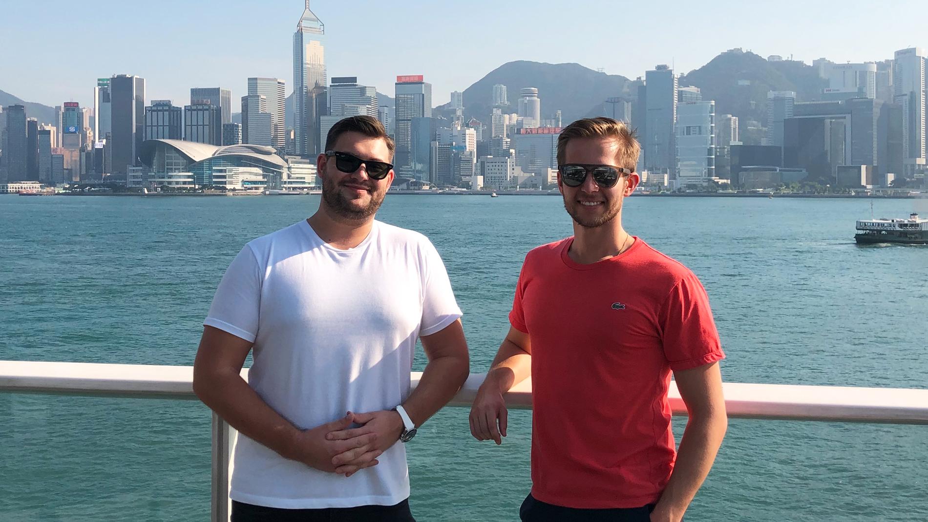 Victor Schumertl (till vänster) och Kasper Sonesson med Hong Kong i bakgrunden.