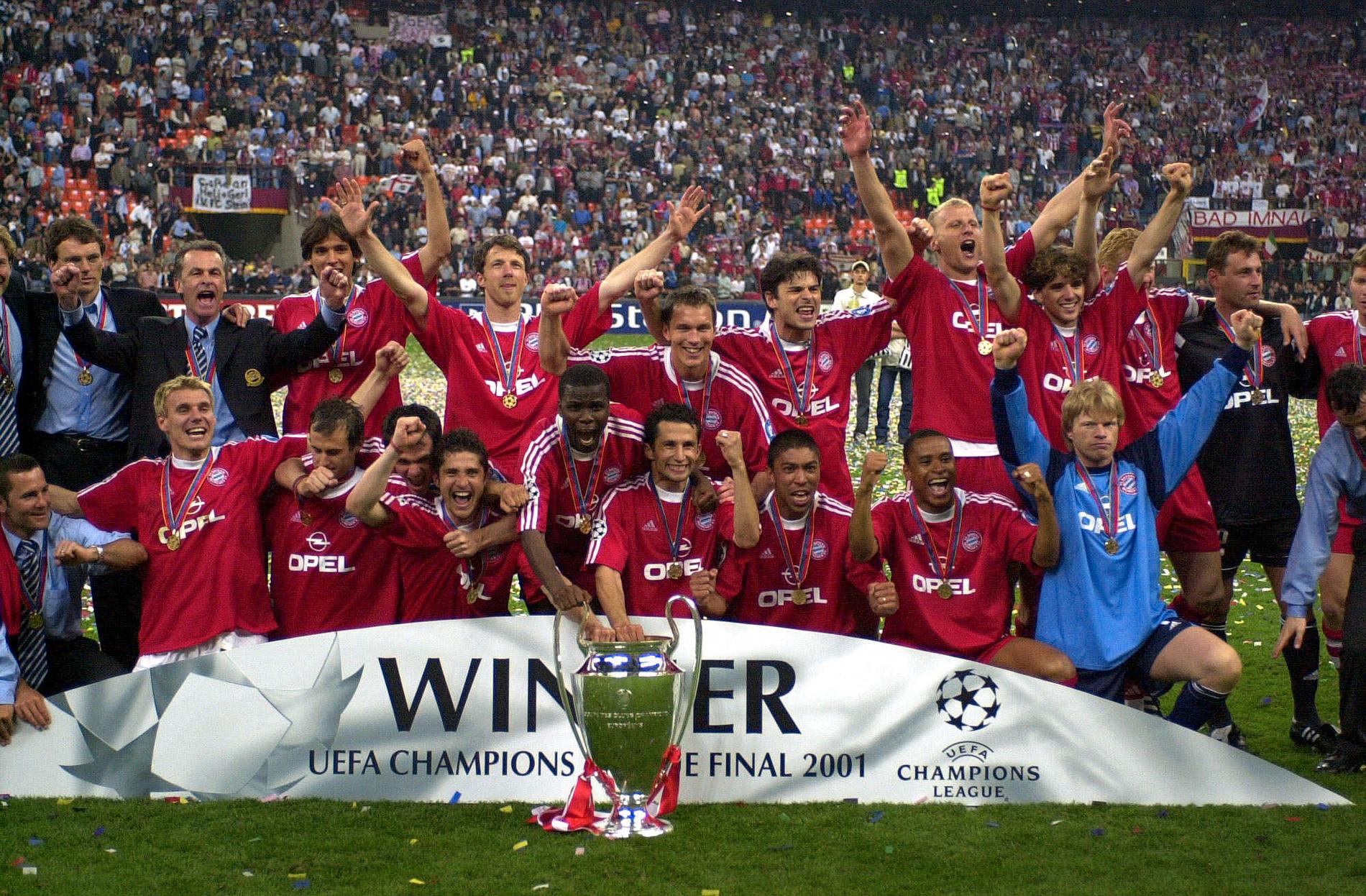 Patrik Andersson (i mitten ovanför CL-bucklan) och Bayern München firar Champions League-titeln 2001.