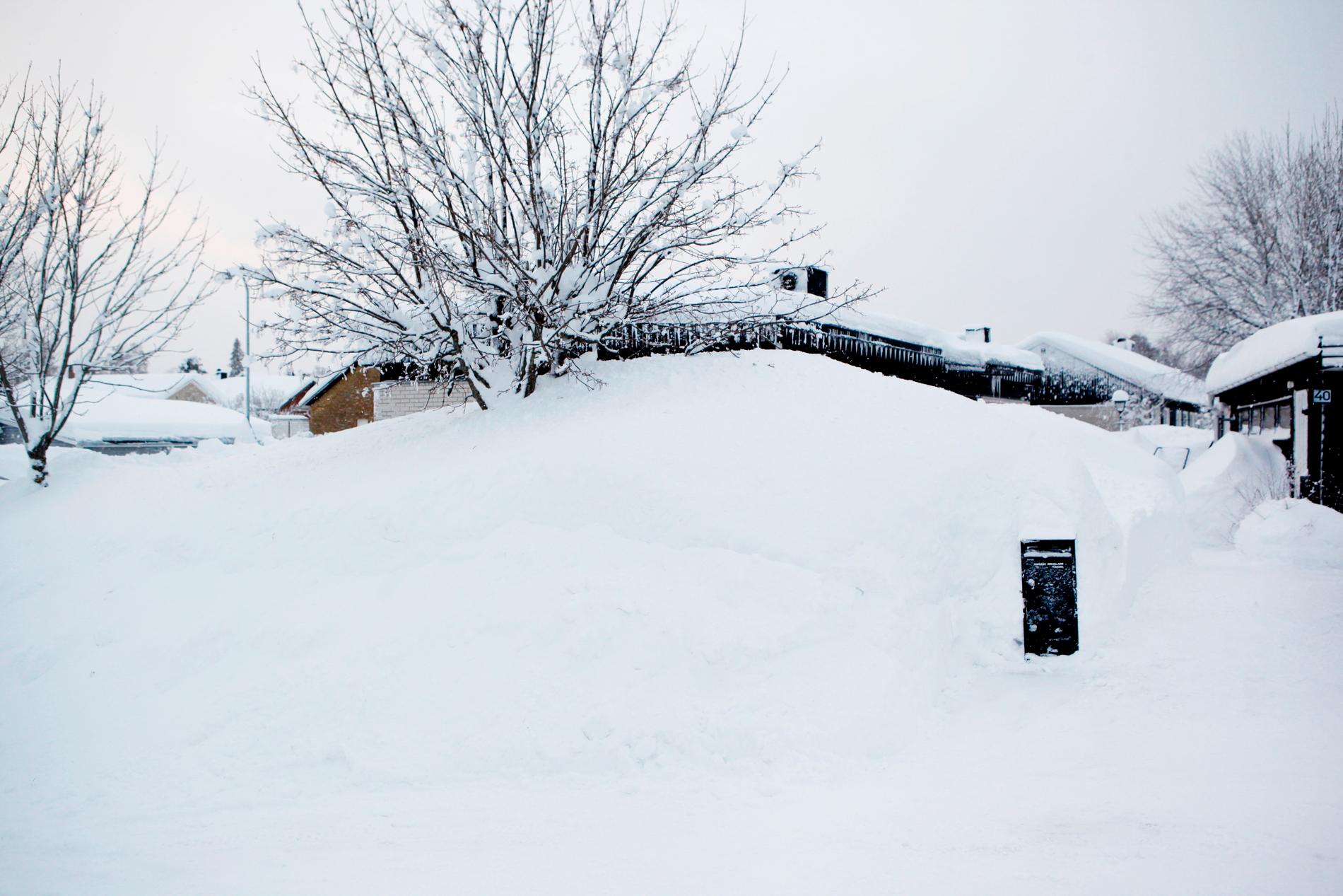 Det gäller att skotta undan snön i tid. Bilden visar ett annat hus än det i texten. Arkivbild.