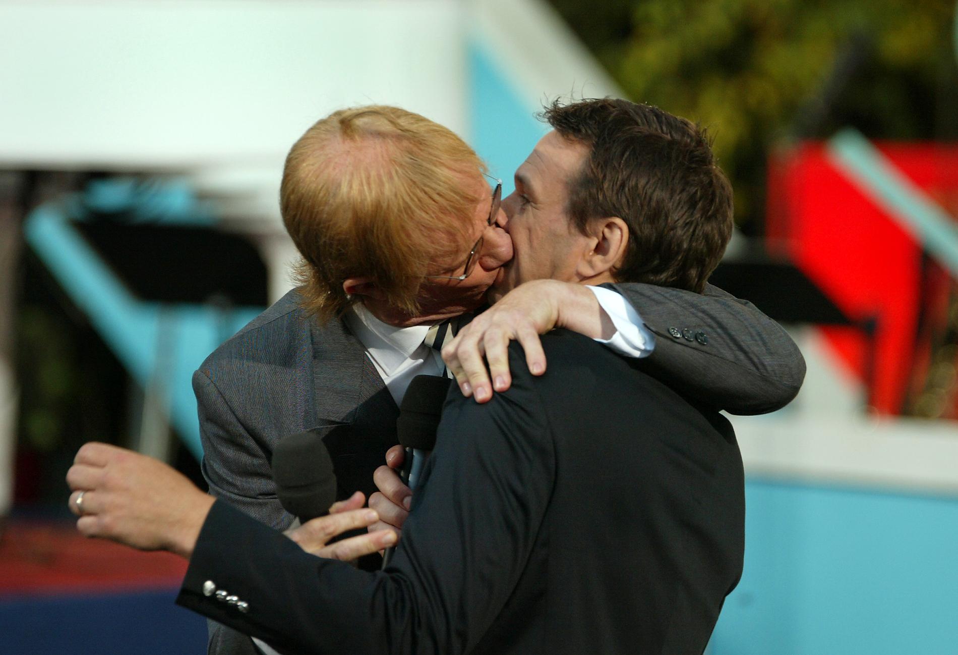 Peter Flack kysser Anders Lundin i ”Allsång på Skansen” 2005.