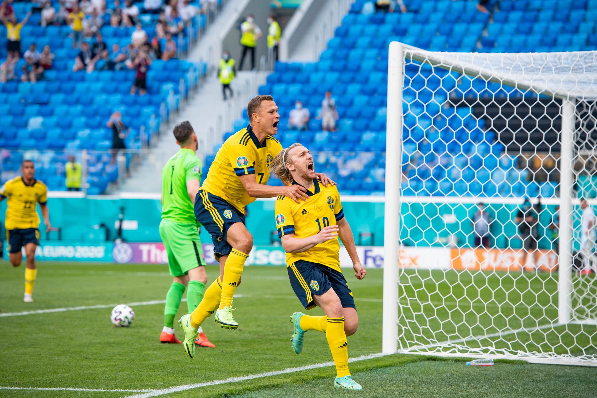 Viktor Claesson och Emil Forsberg jublar efter att Sverige har gjort 1–0 på straff under gruppspelsmatchen i fotbolls-EM mot Slovakien.