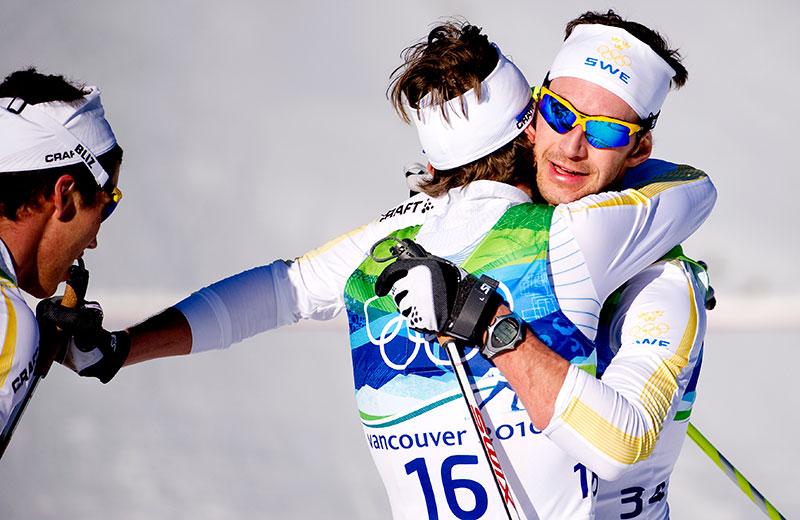 På OS-skiathlon 2010 visar Södergren sin lagmoral när han bromsar fältet för att hjälpa Johan Olsson och Marcus Hellner till brons respektive guld