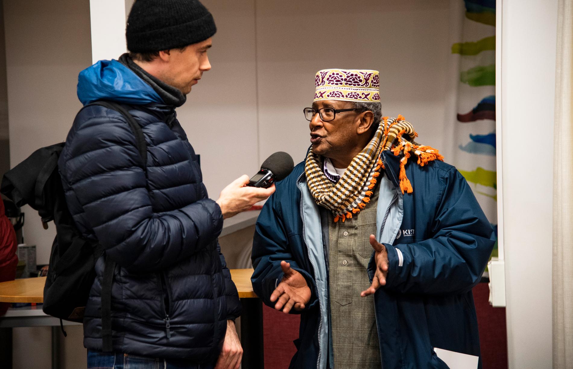 Holländsk journalist intervjuar lokalprofilen Mohamed Hagi Farah. 